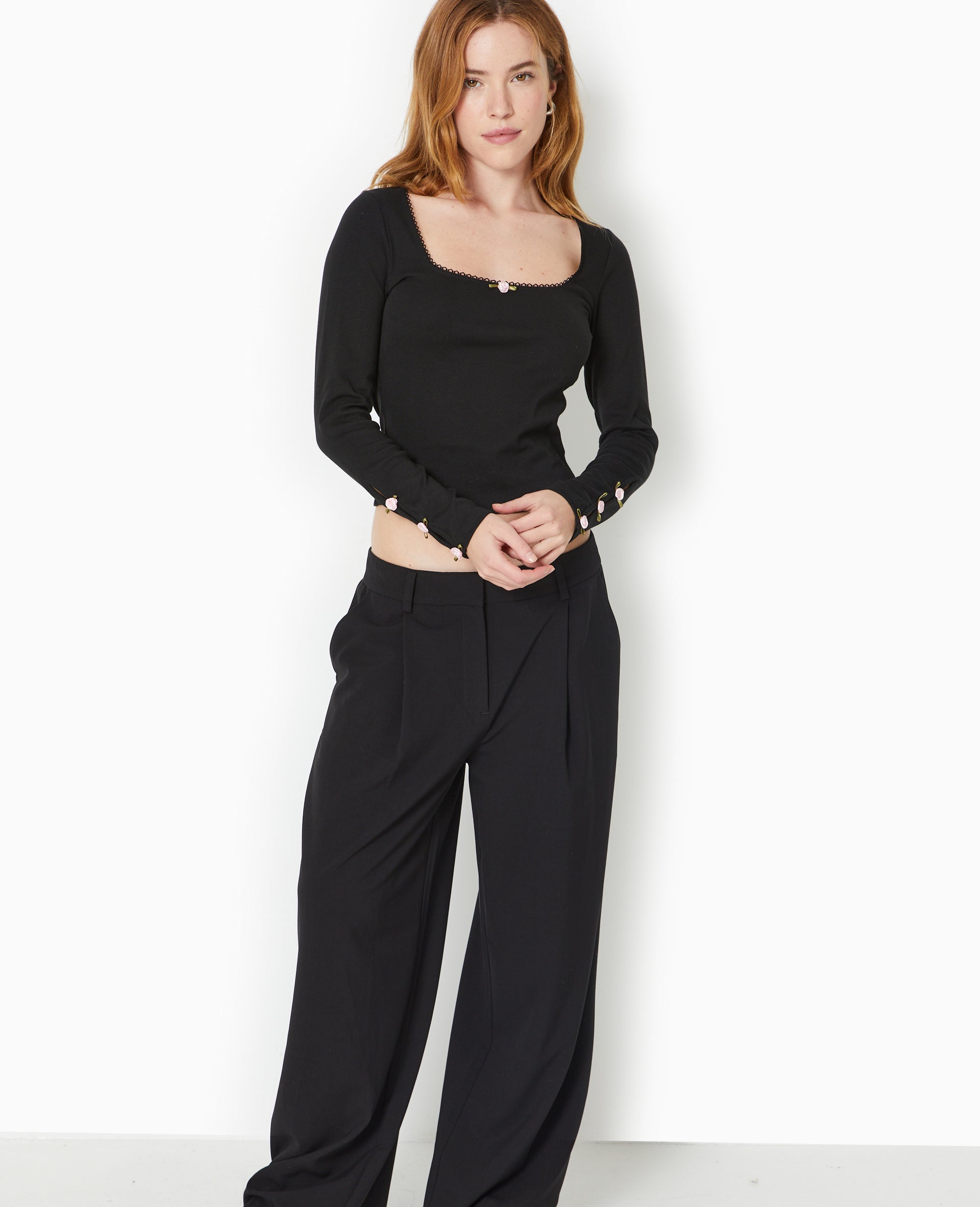 Top manches longues avec roses en satin