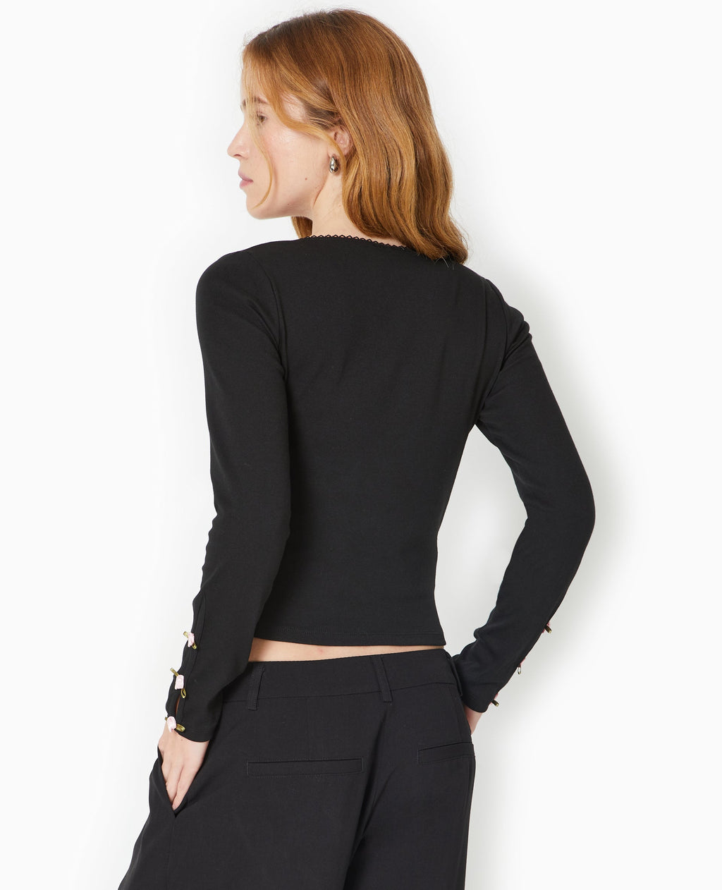 Top manches longues avec roses en satin
