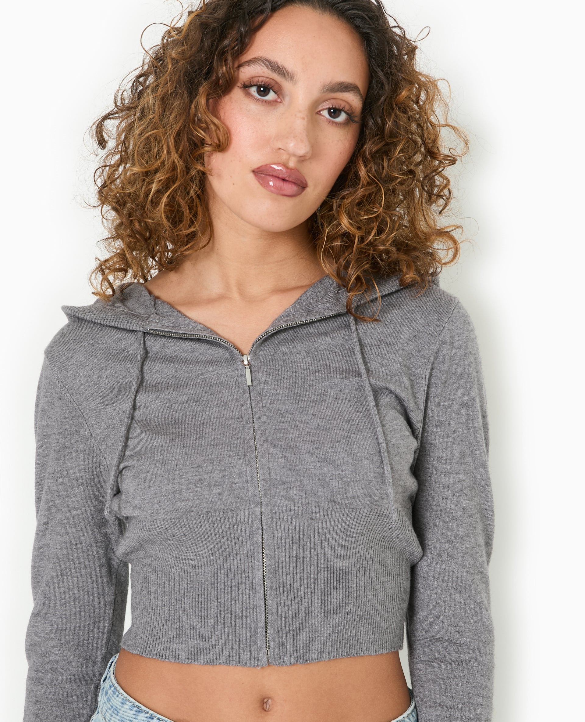 Gilet court zippé en maille fine avec capuche
