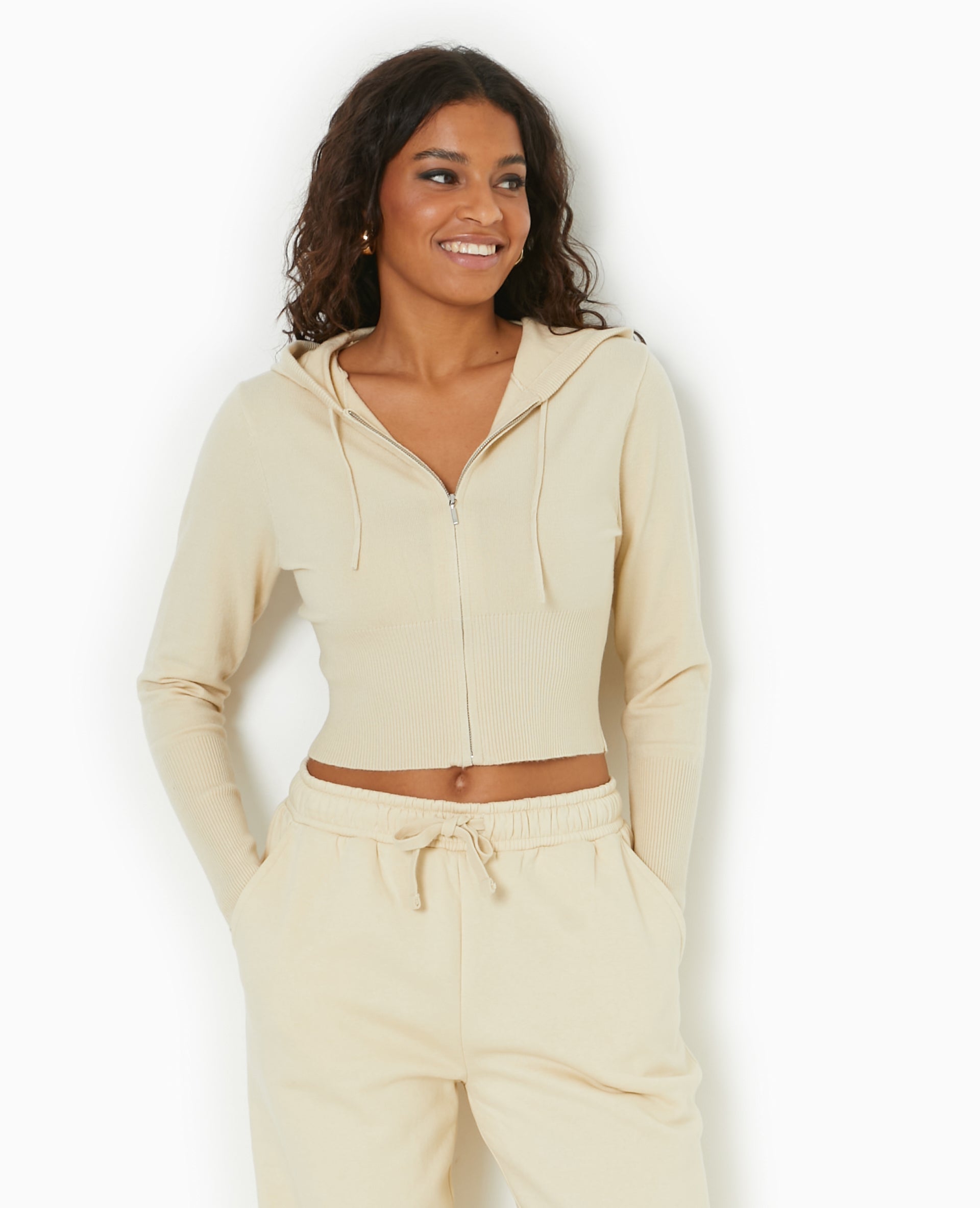 Gilet court zippé en maille fine avec capuche