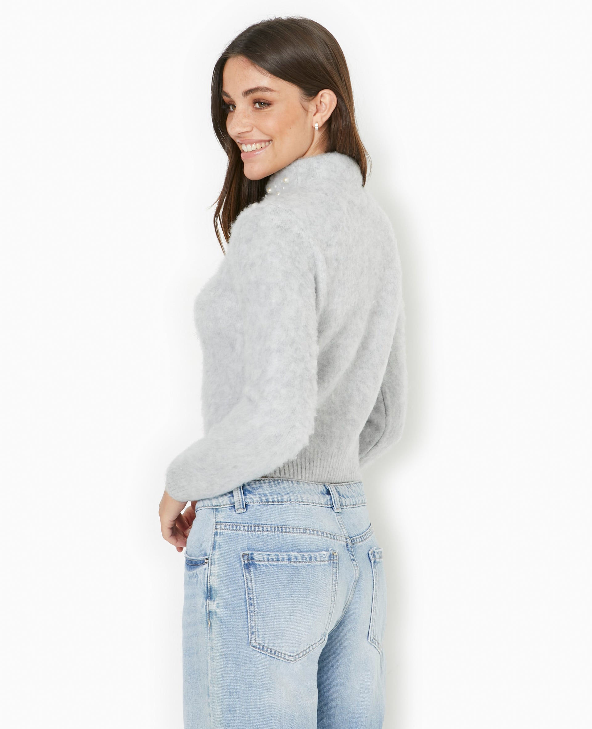 Pull en maille poilue avec perles cousues