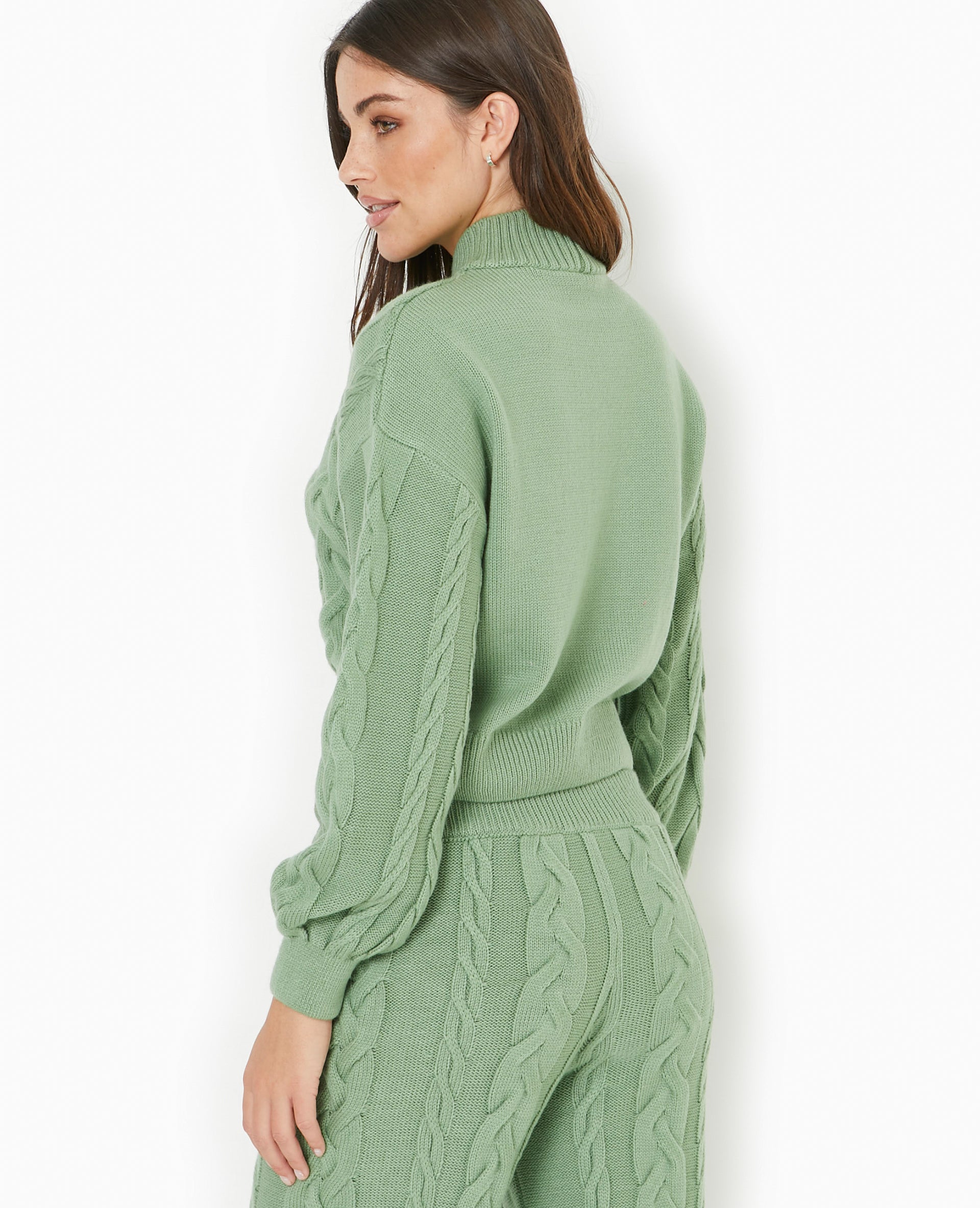 Pull en maille torsadée devant