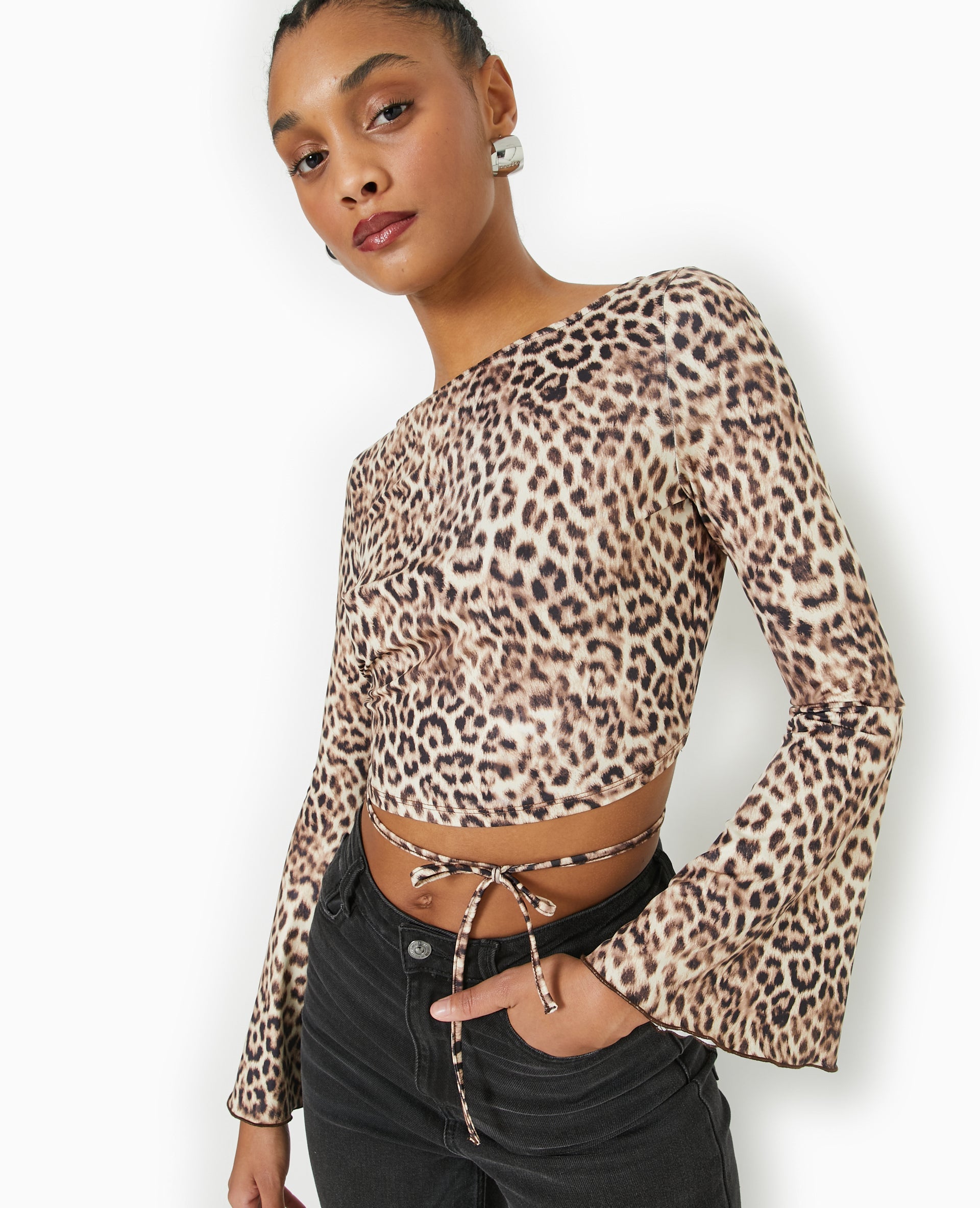 Top dos-nu manches flare motif léopard