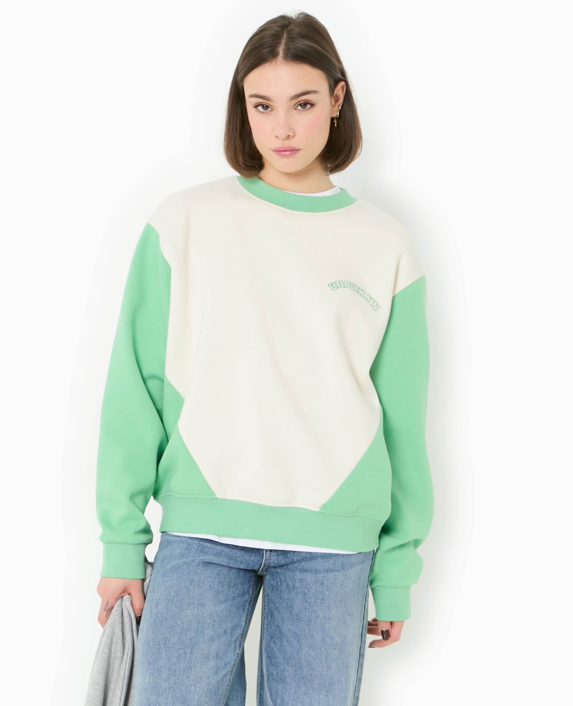 Sweat bicolore avec broderie poitrine et dos