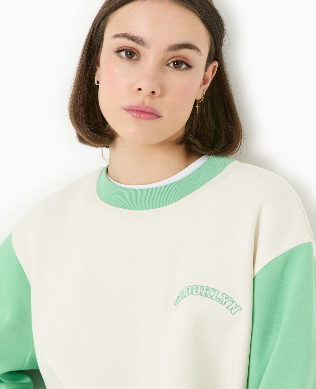 Sweat bicolore avec broderie poitrine et dos