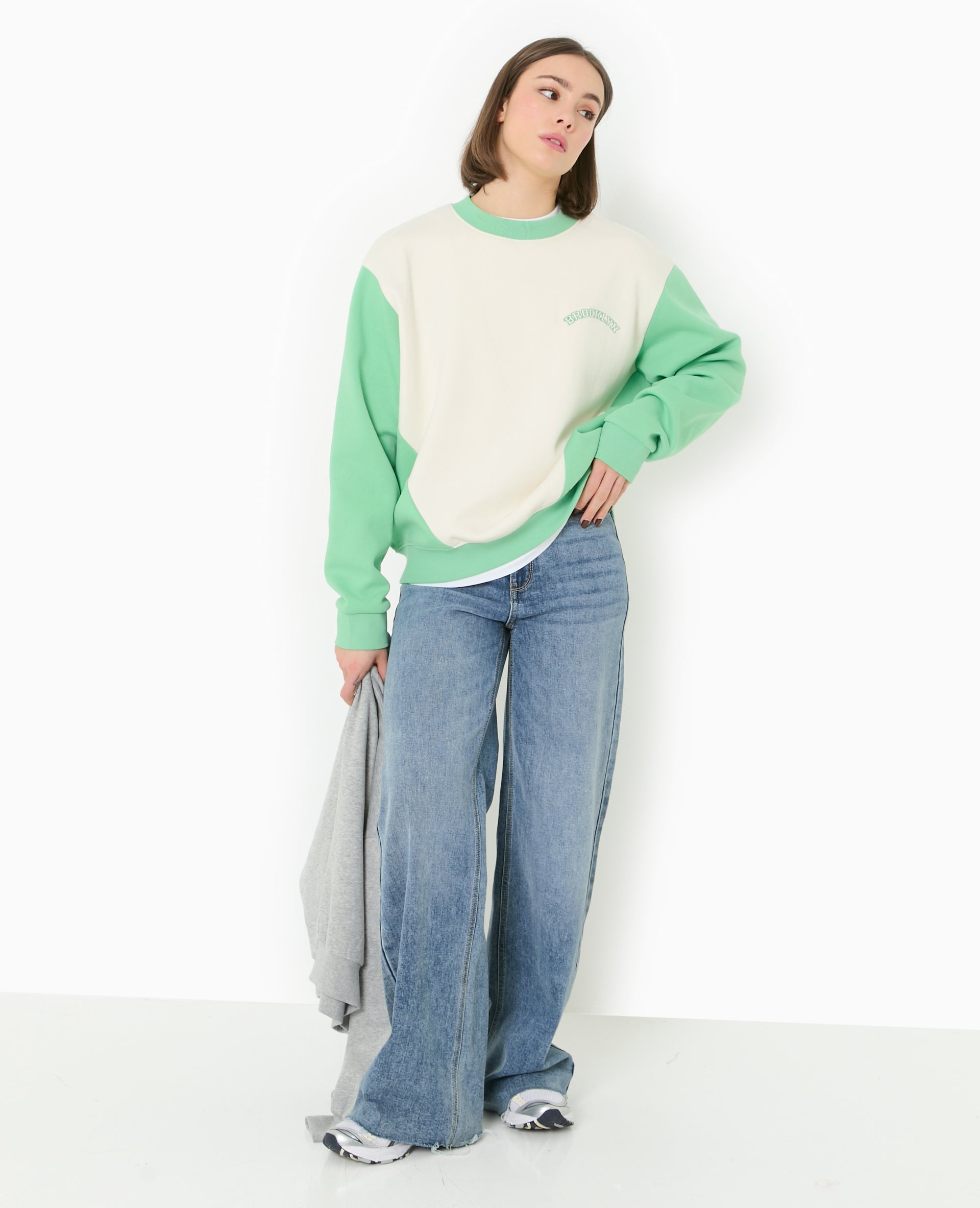 Sweat bicolore avec broderie poitrine et dos