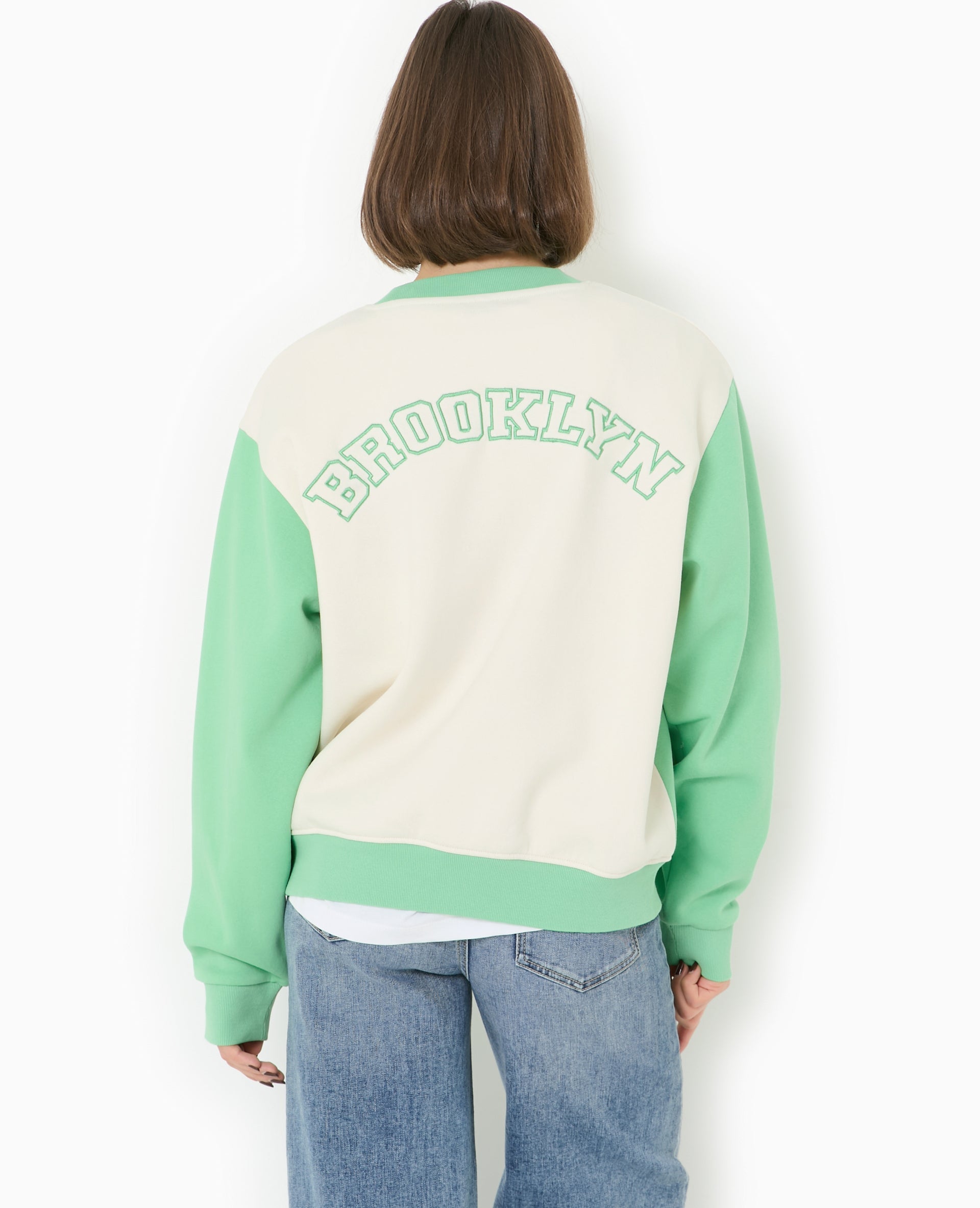 Sweat bicolore avec broderie poitrine et dos