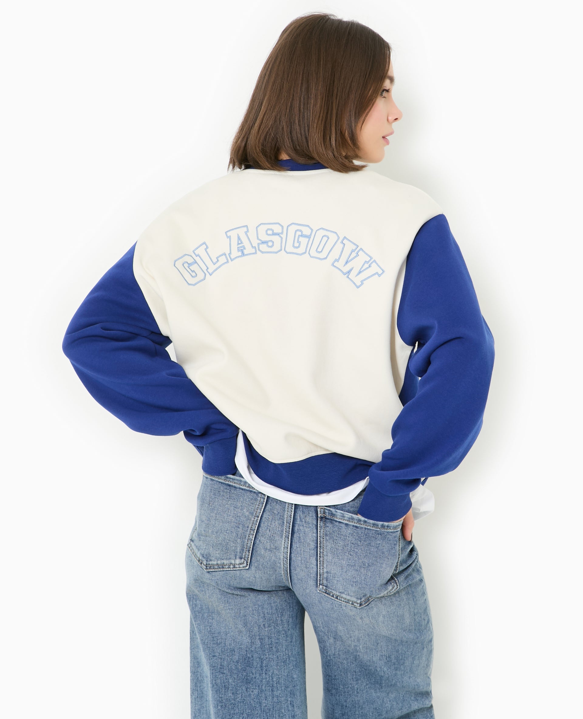 Sweat bicolore avec broderie poitrine et dos