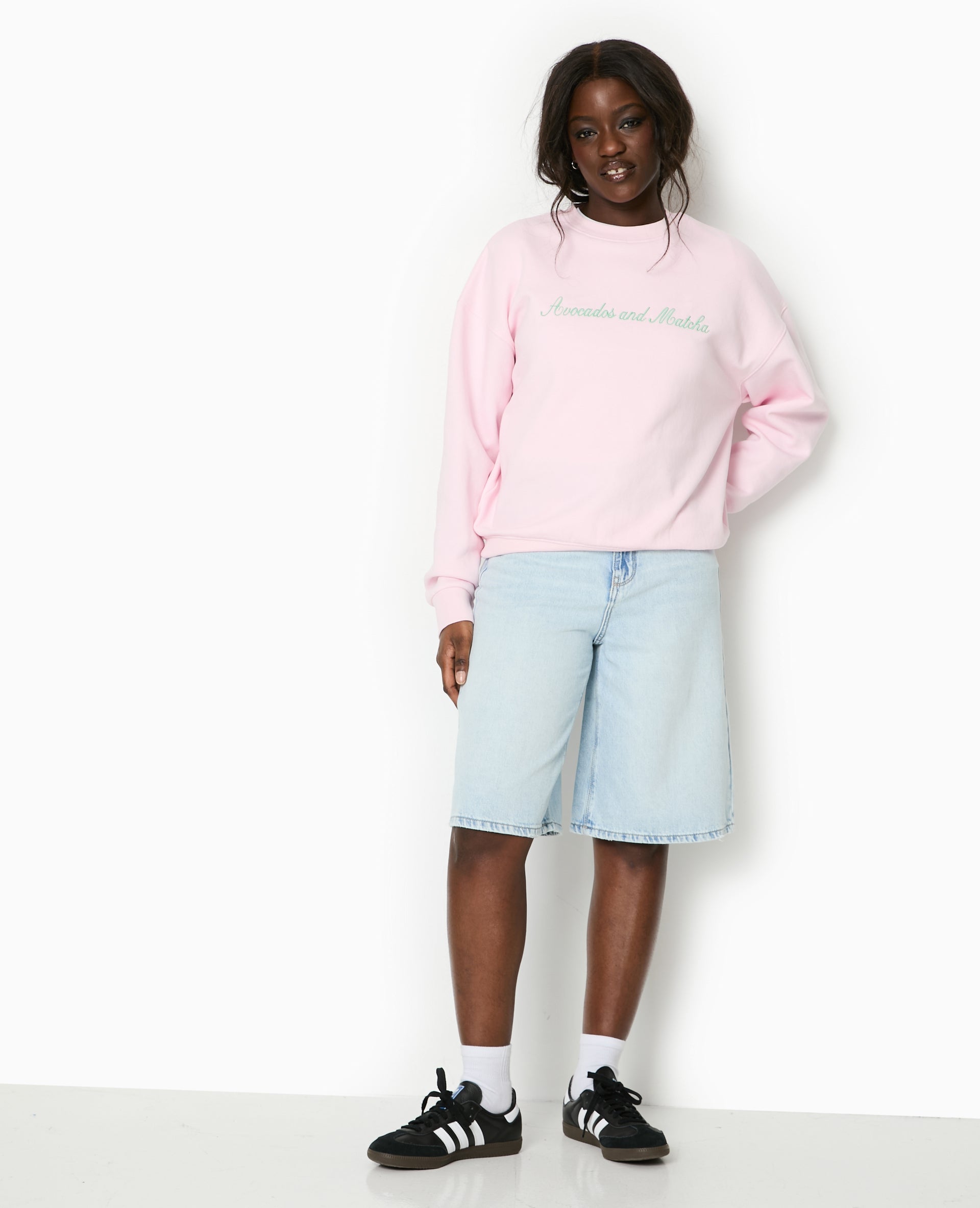 Sweat oversize avec broderies devant et dos