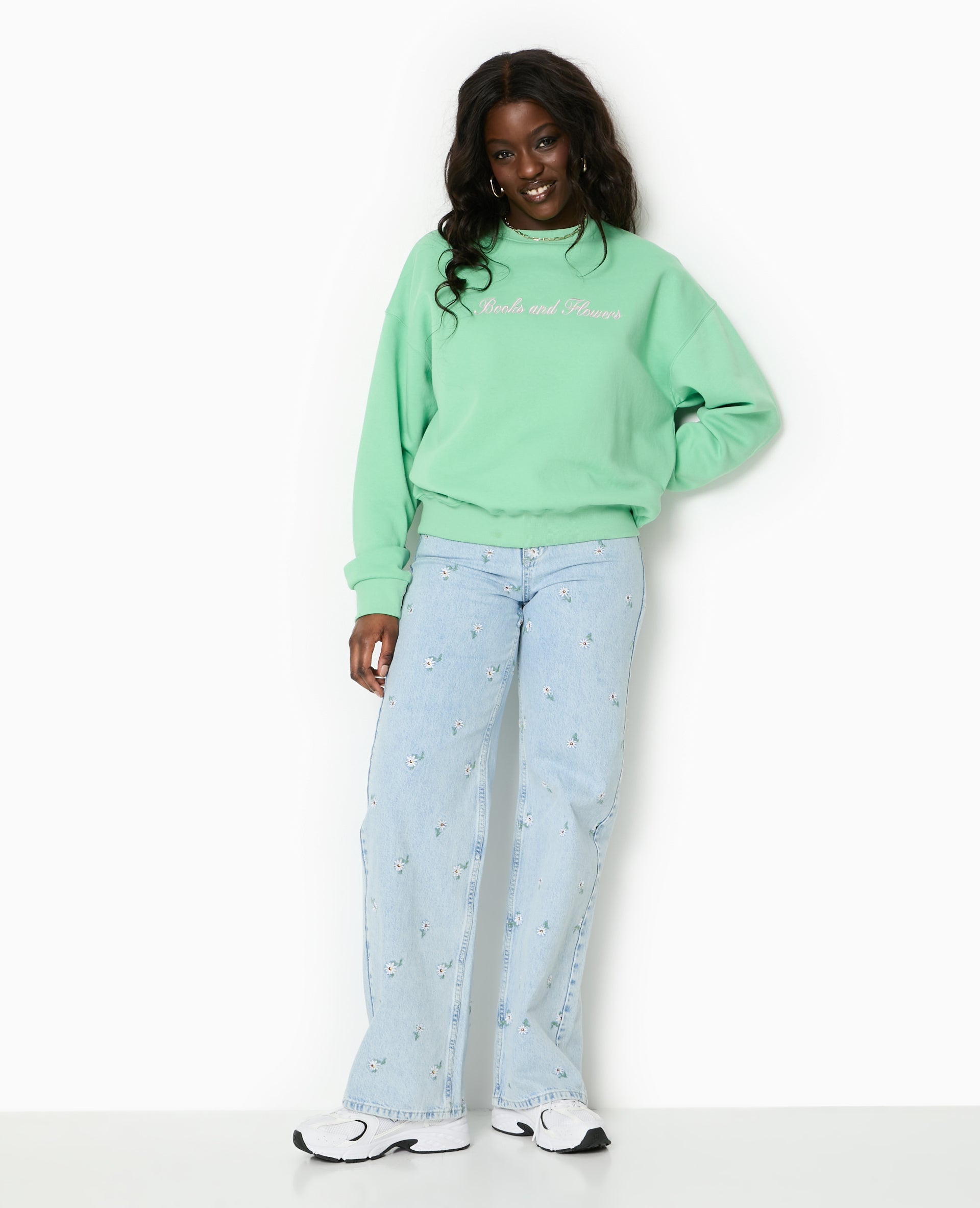 Sweat oversize avec broderies devant et dos
