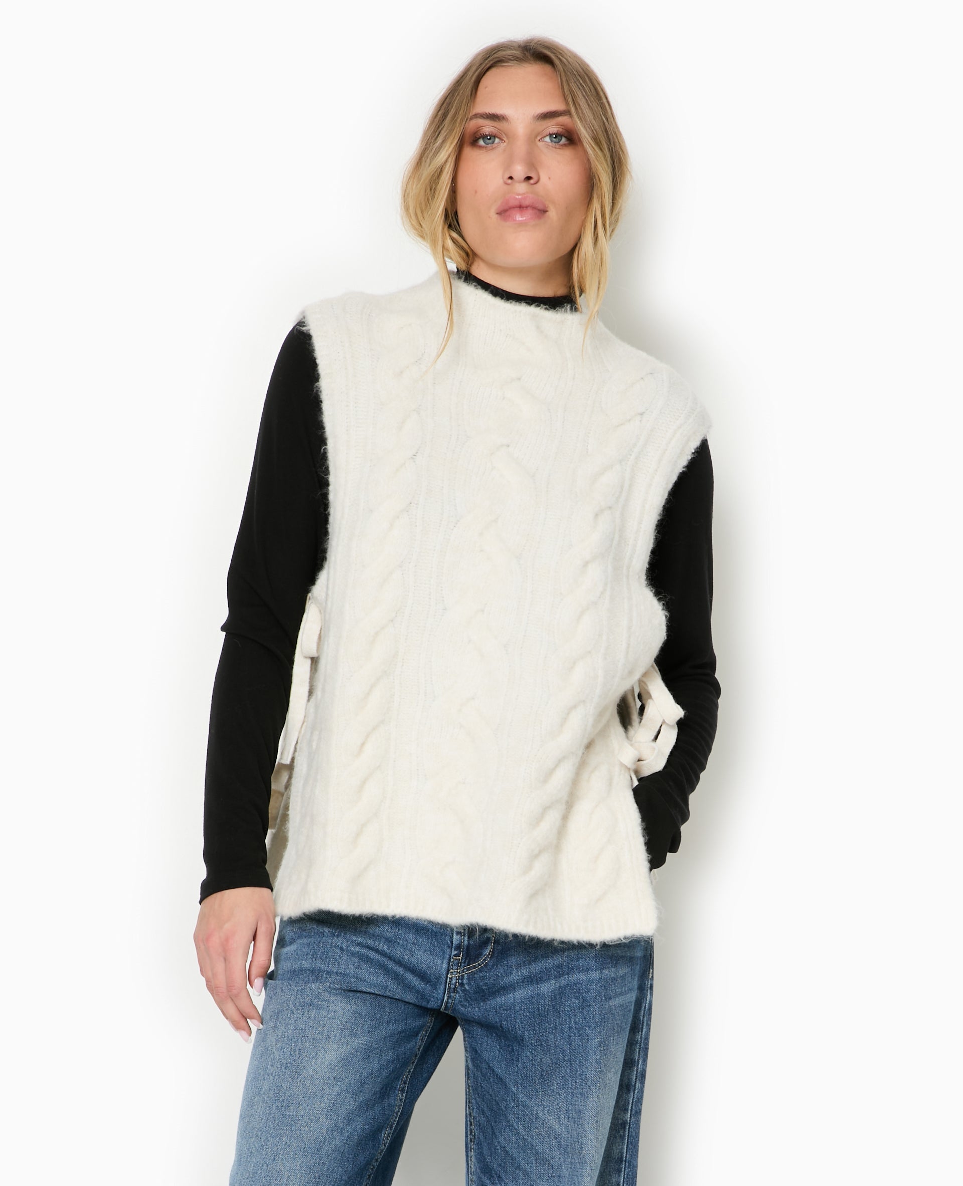 Pull sans manches avec nouettes sur les côtés
