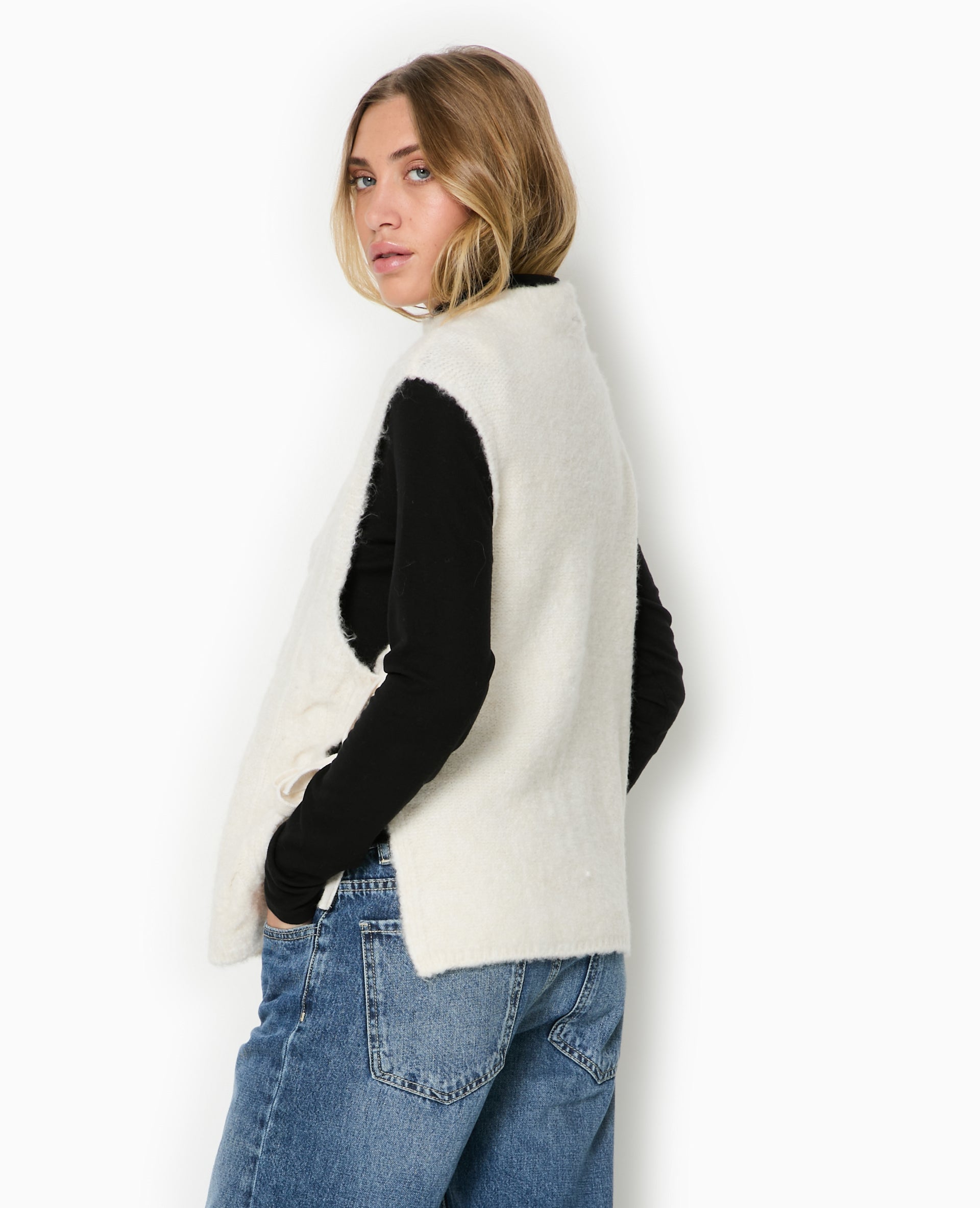 Pull sans manches avec nouettes sur les côtés