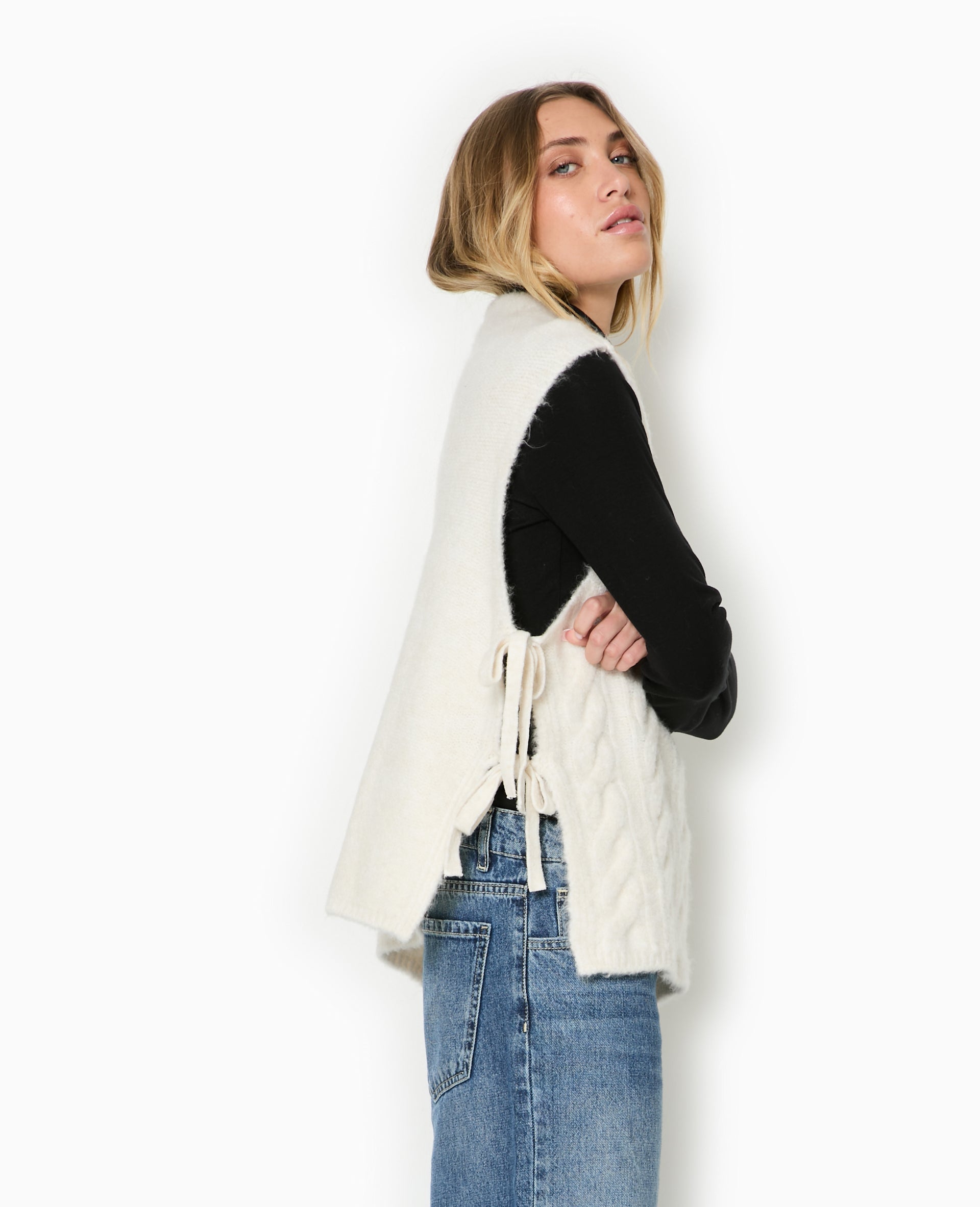 Pull sans manches avec nouettes sur les côtés