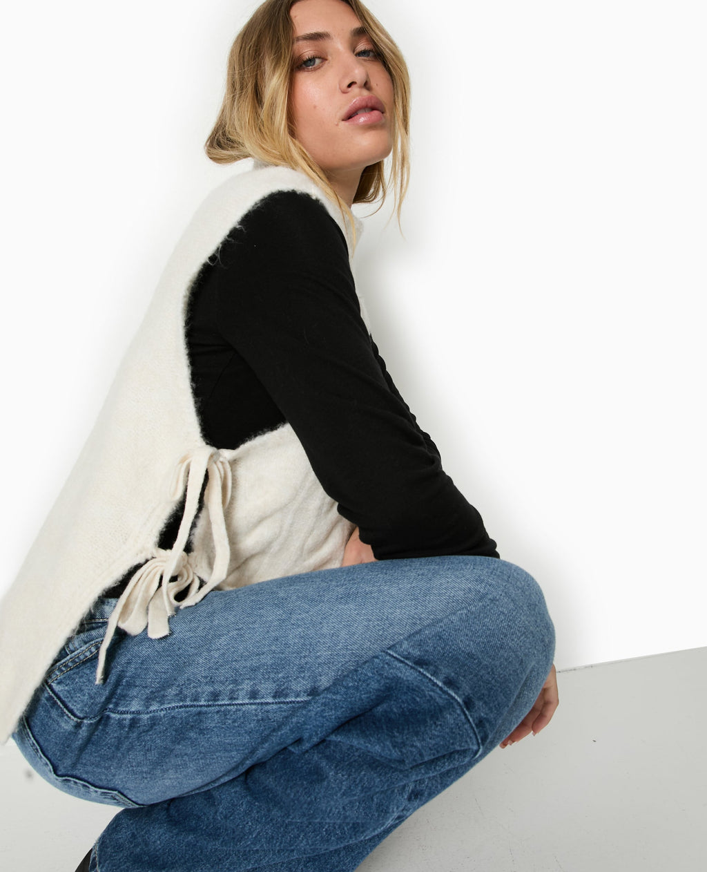 Pull sans manches avec nouettes sur les côtés