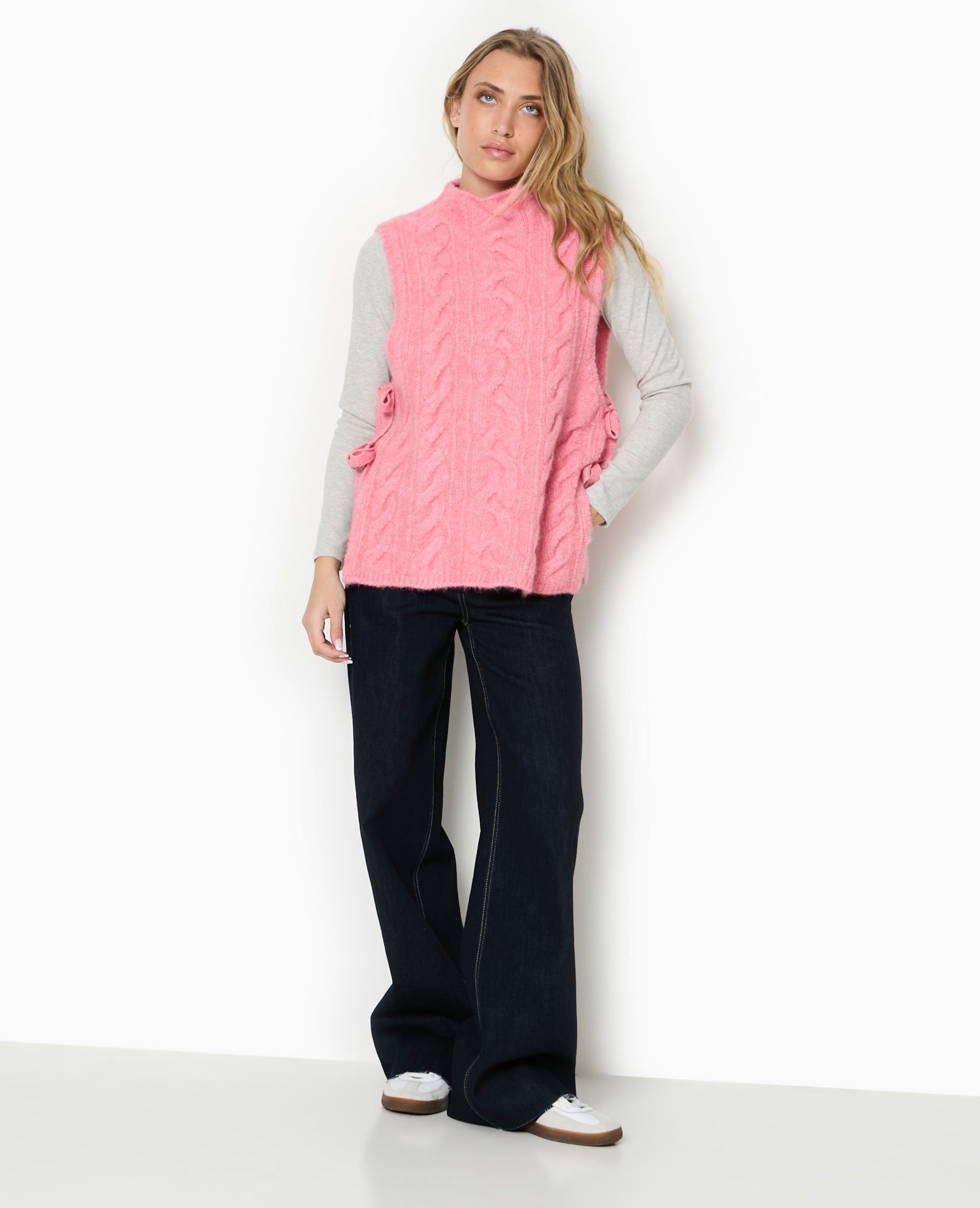 Pull sans manches avec nouettes sur les côtés
