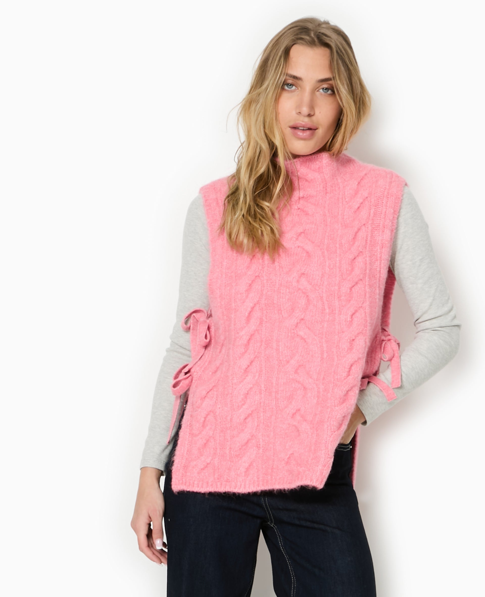 Pull sans manches avec nouettes sur les côtés