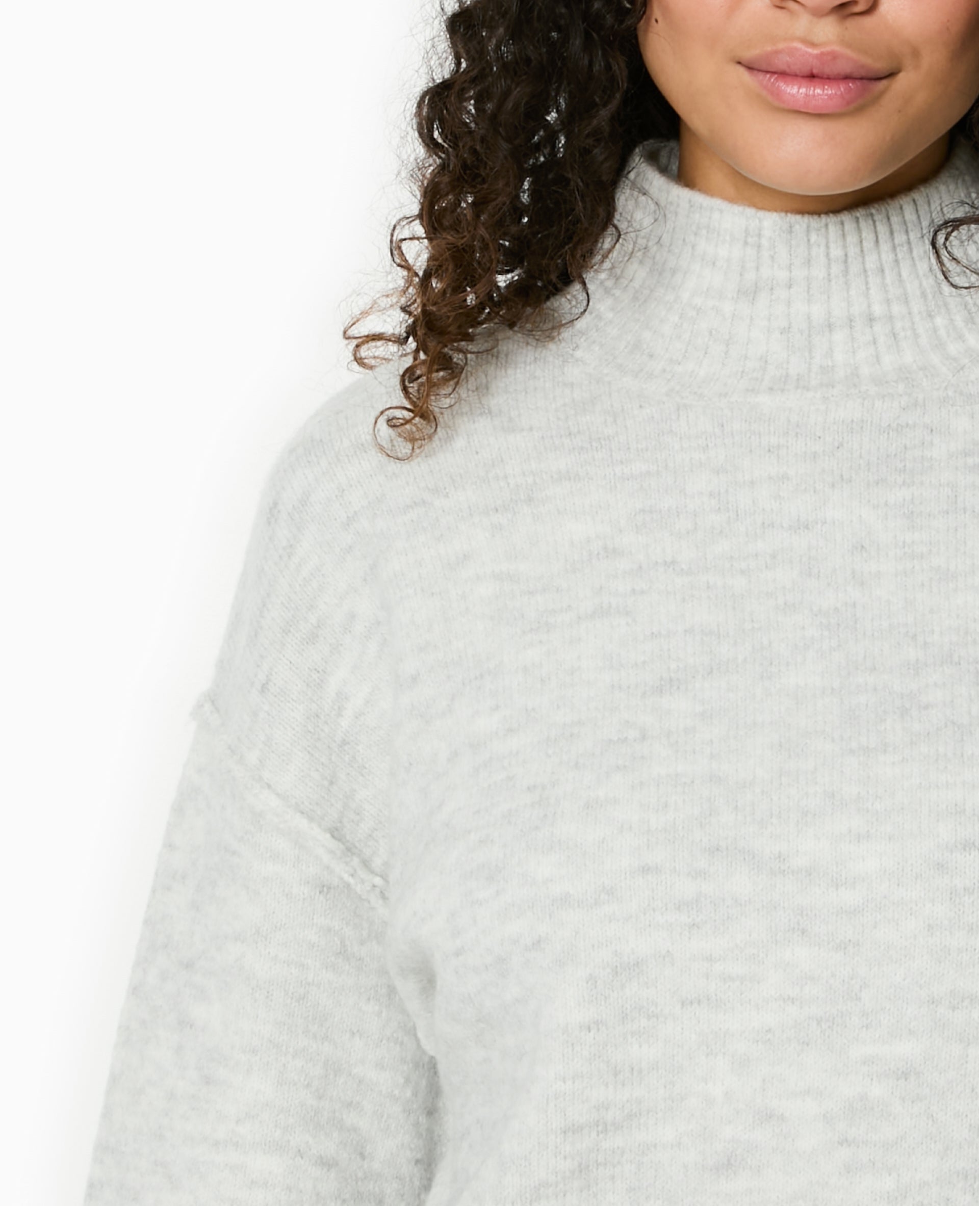 Pull col montant manches larges