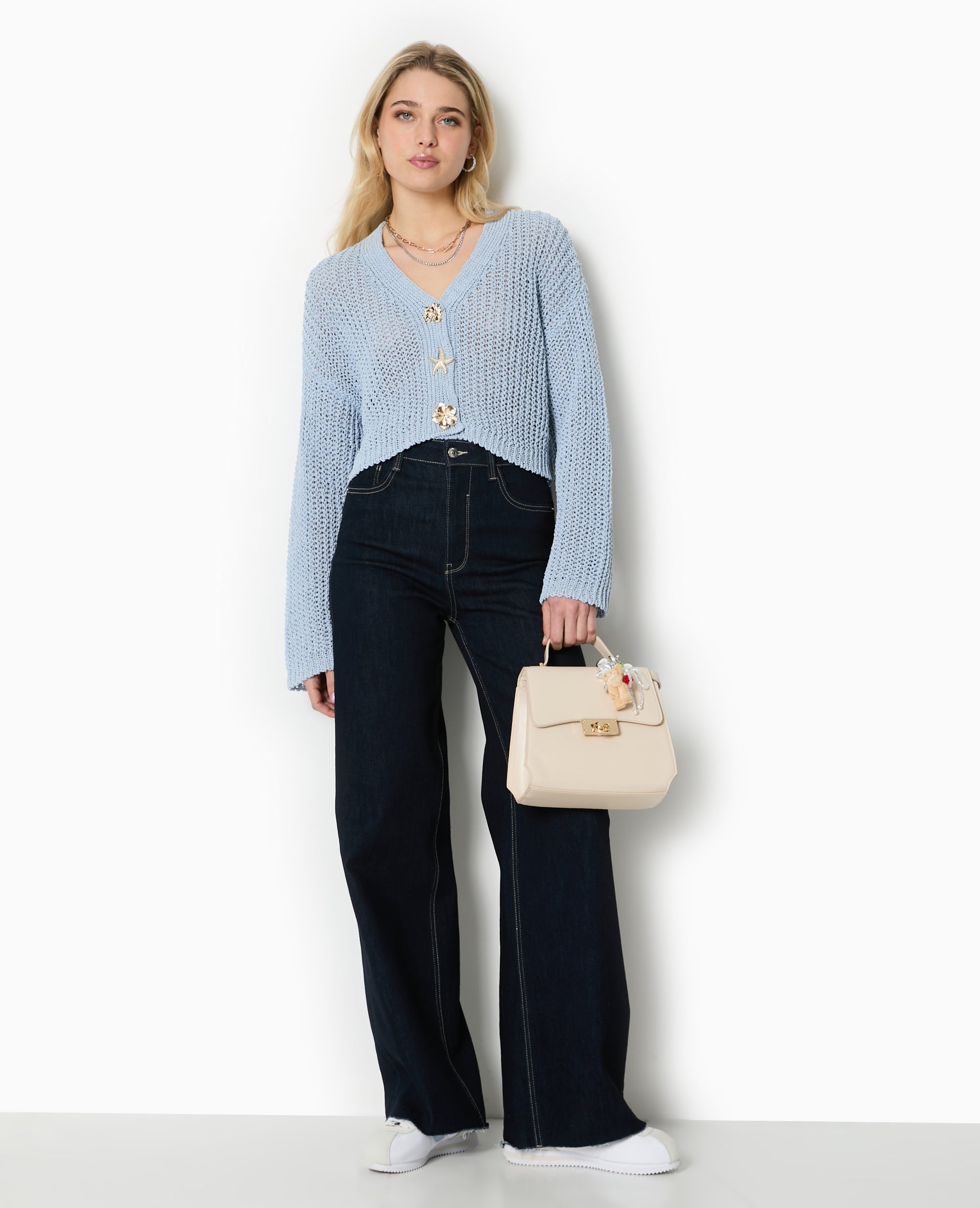 Gilet court en maille ajourée avec boutons bijoux
