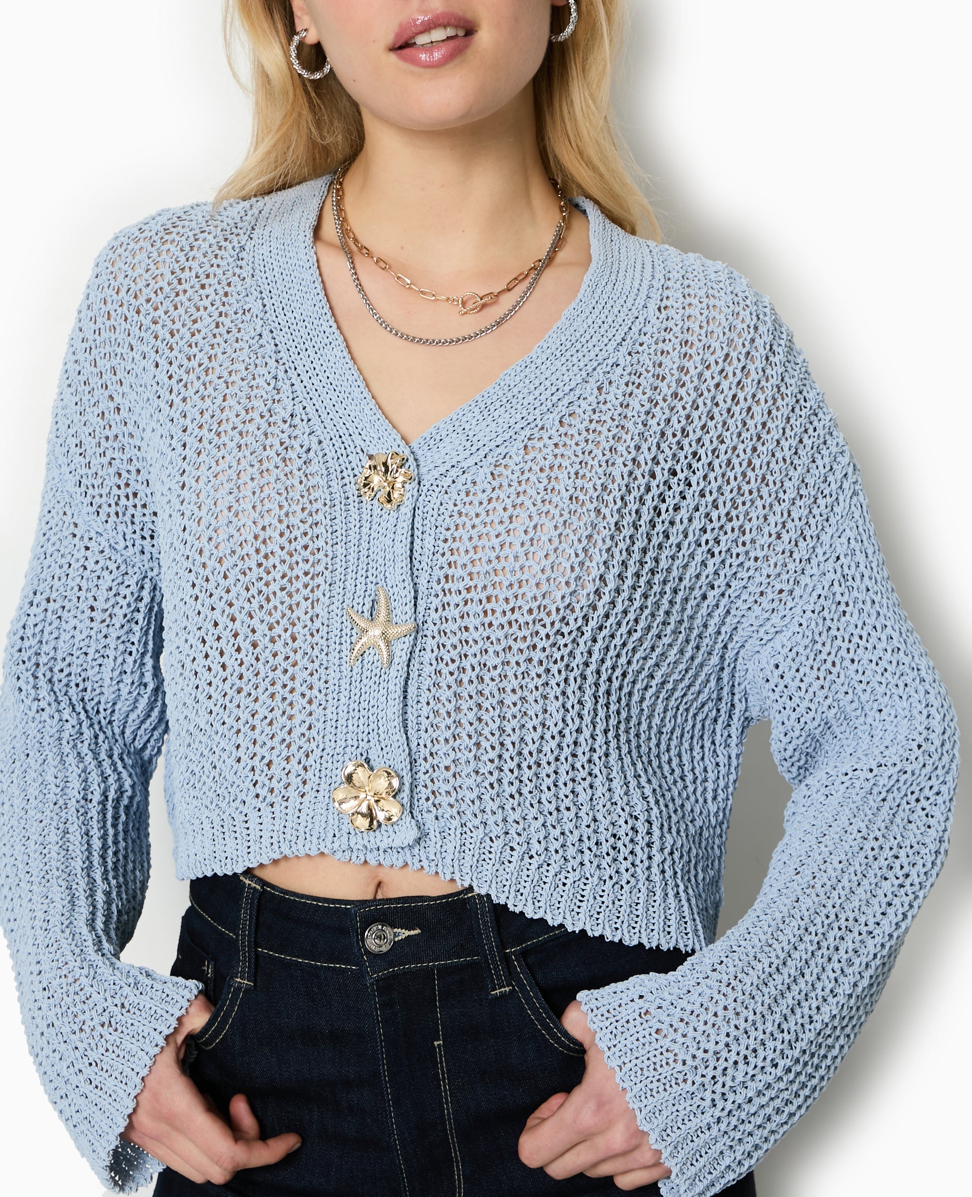 Gilet court en maille ajourée avec boutons bijoux