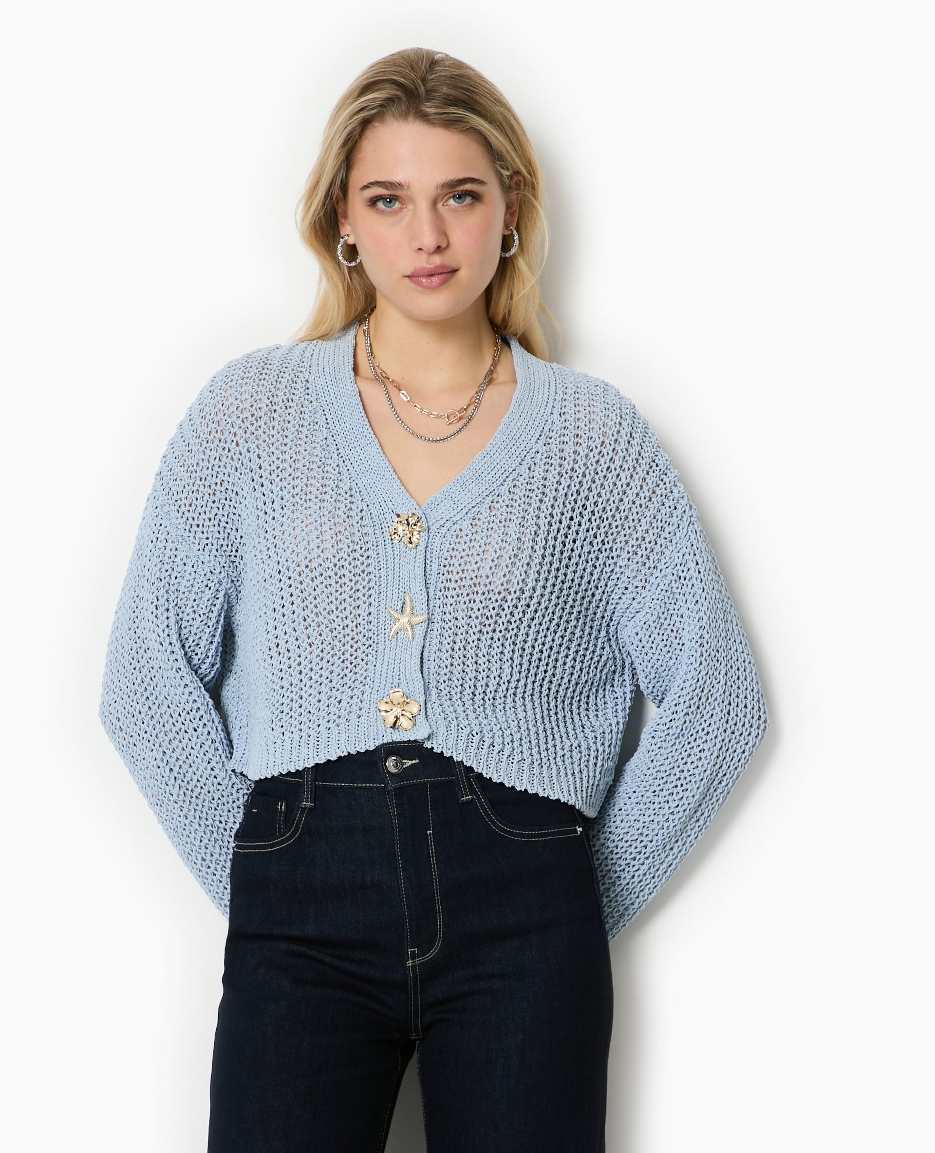 Gilet court en maille ajourée avec boutons bijoux