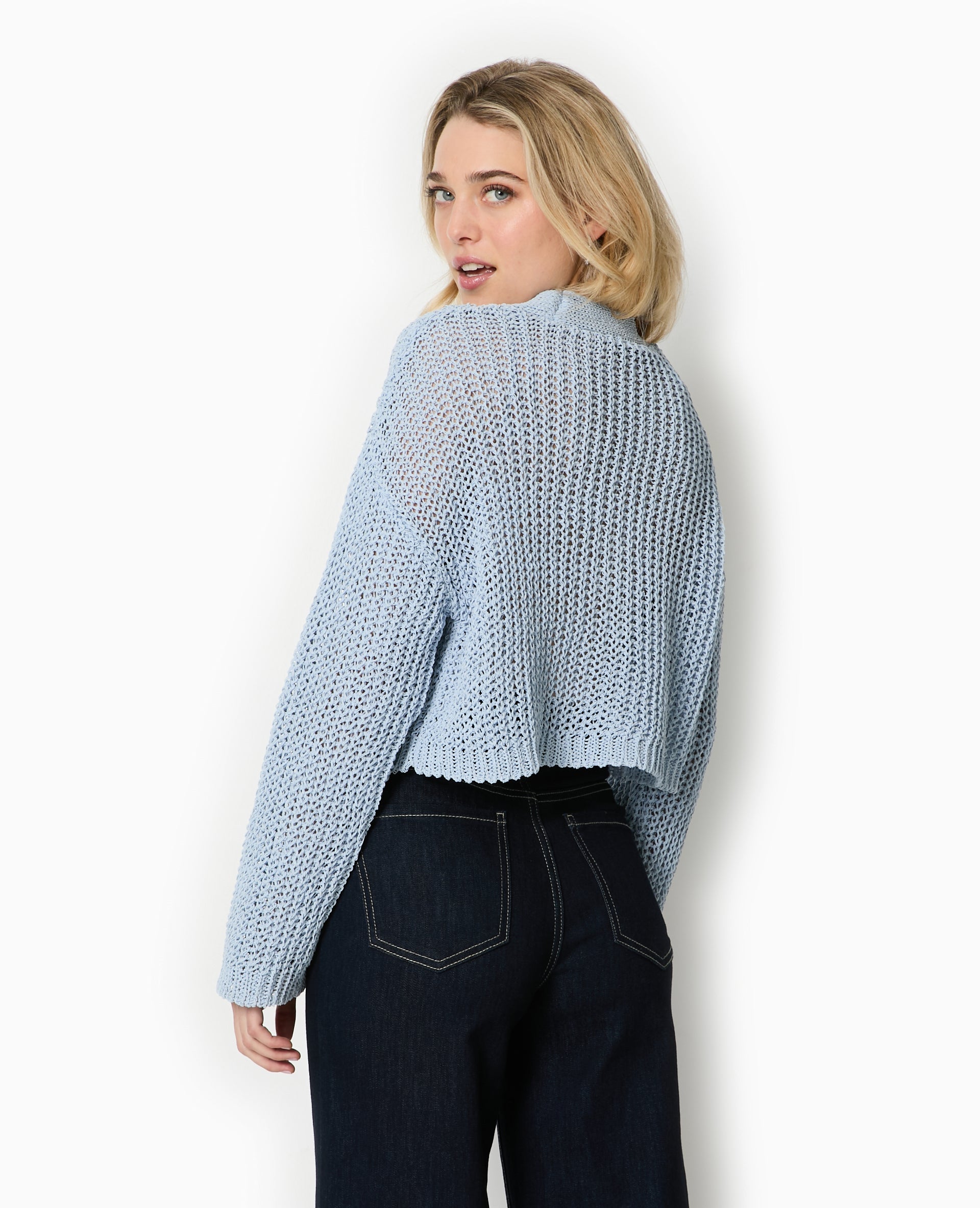 Gilet court en maille ajourée avec boutons bijoux