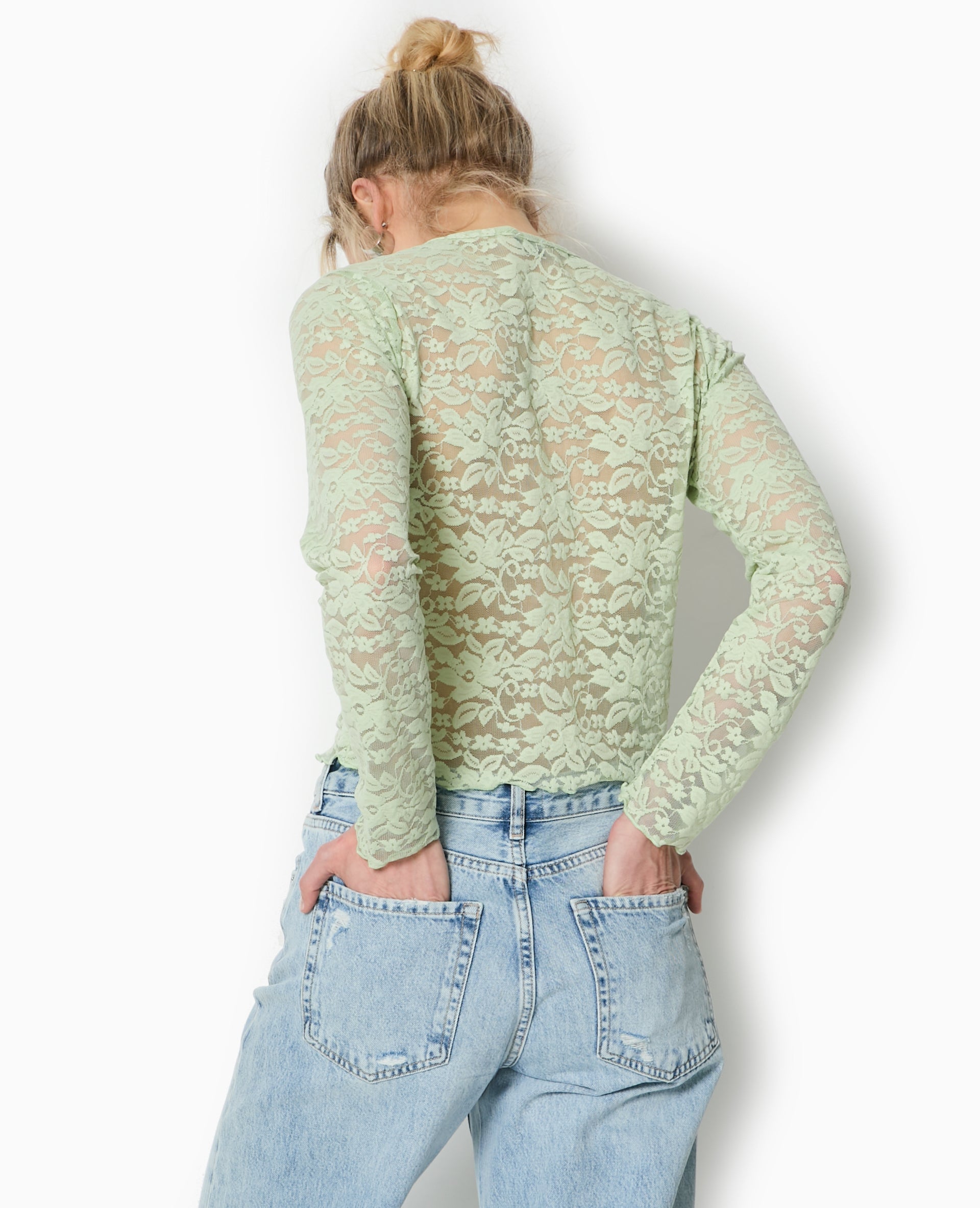 Top cardigan en dentelle avec bouton perle