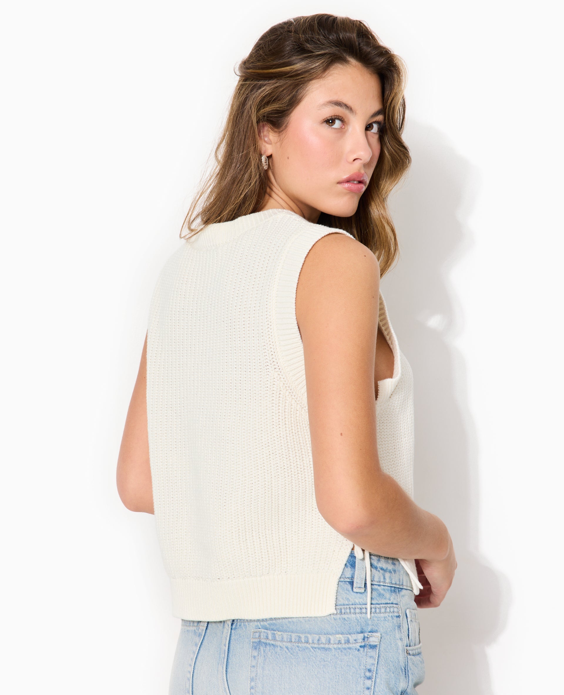 Pull sans manches avec nouettes côtés