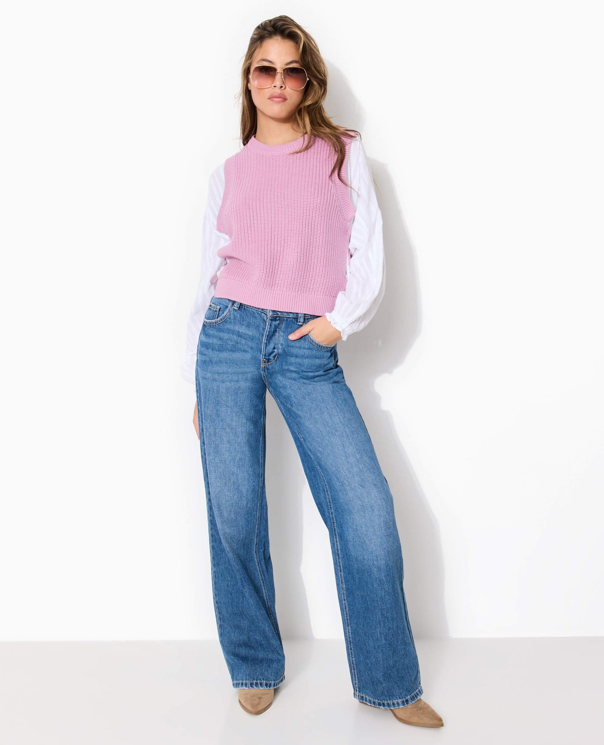 Pull sans manches avec nouettes côtés
