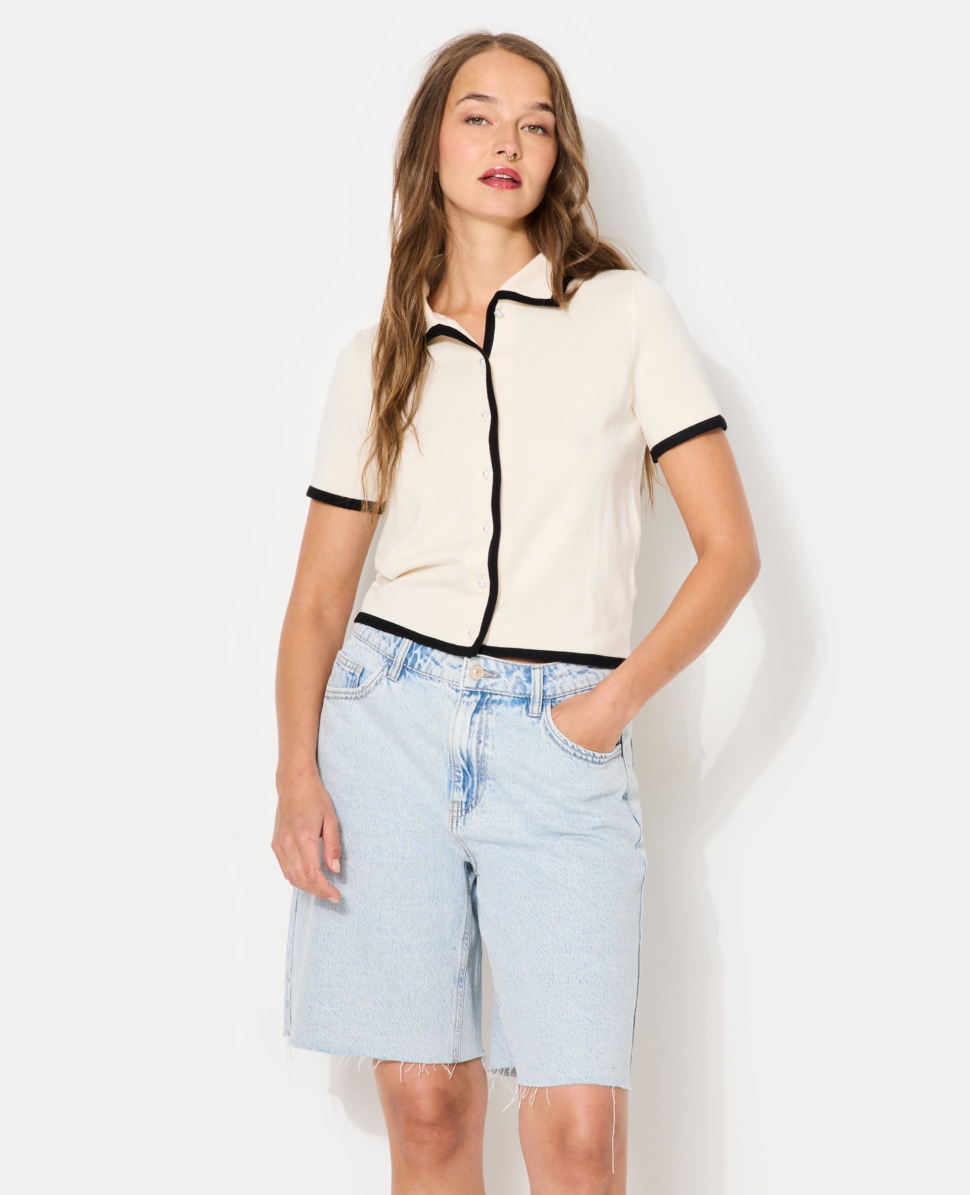 Top gilet en maille fine avec boutons perles
