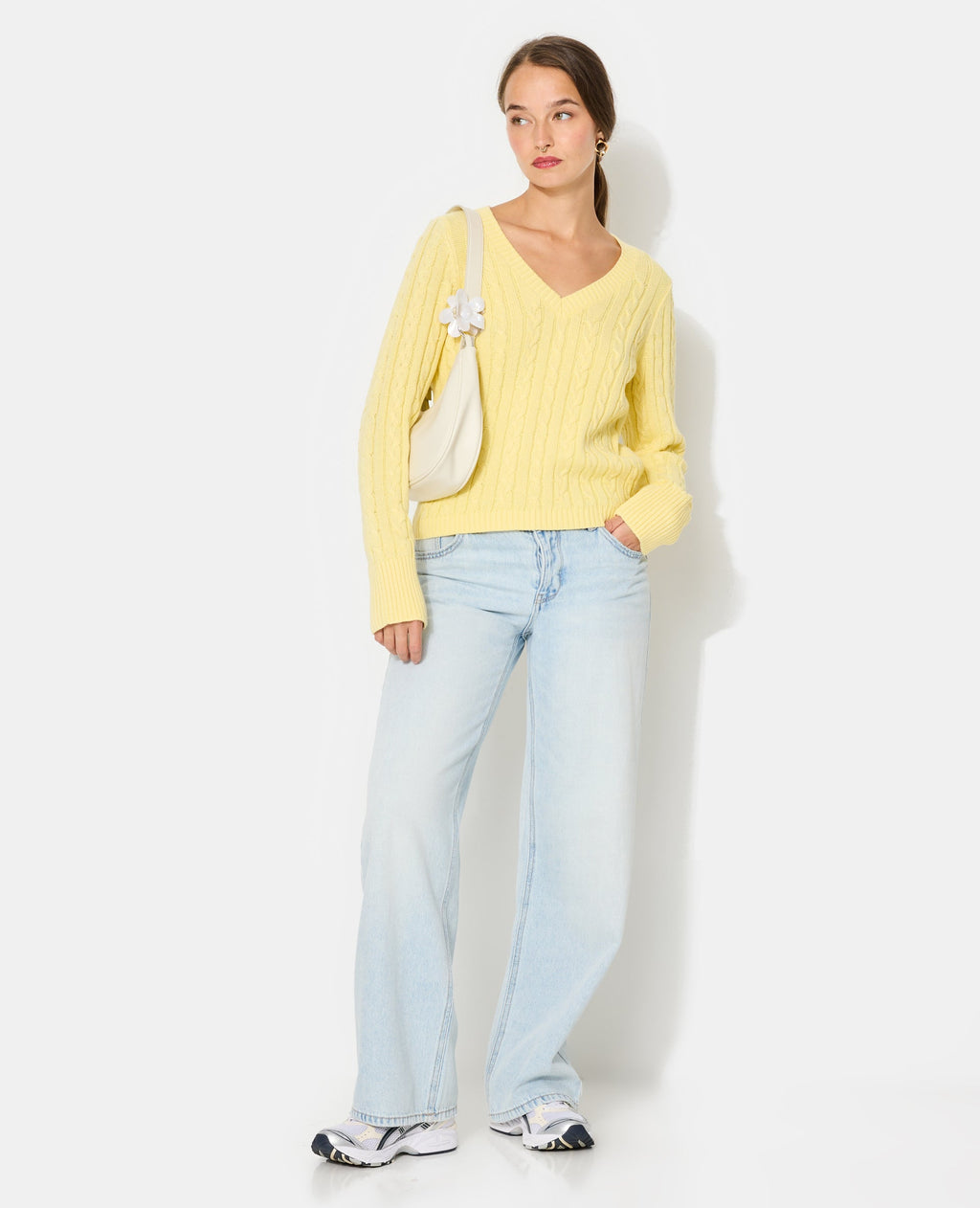 Pull col V en maille torsadée