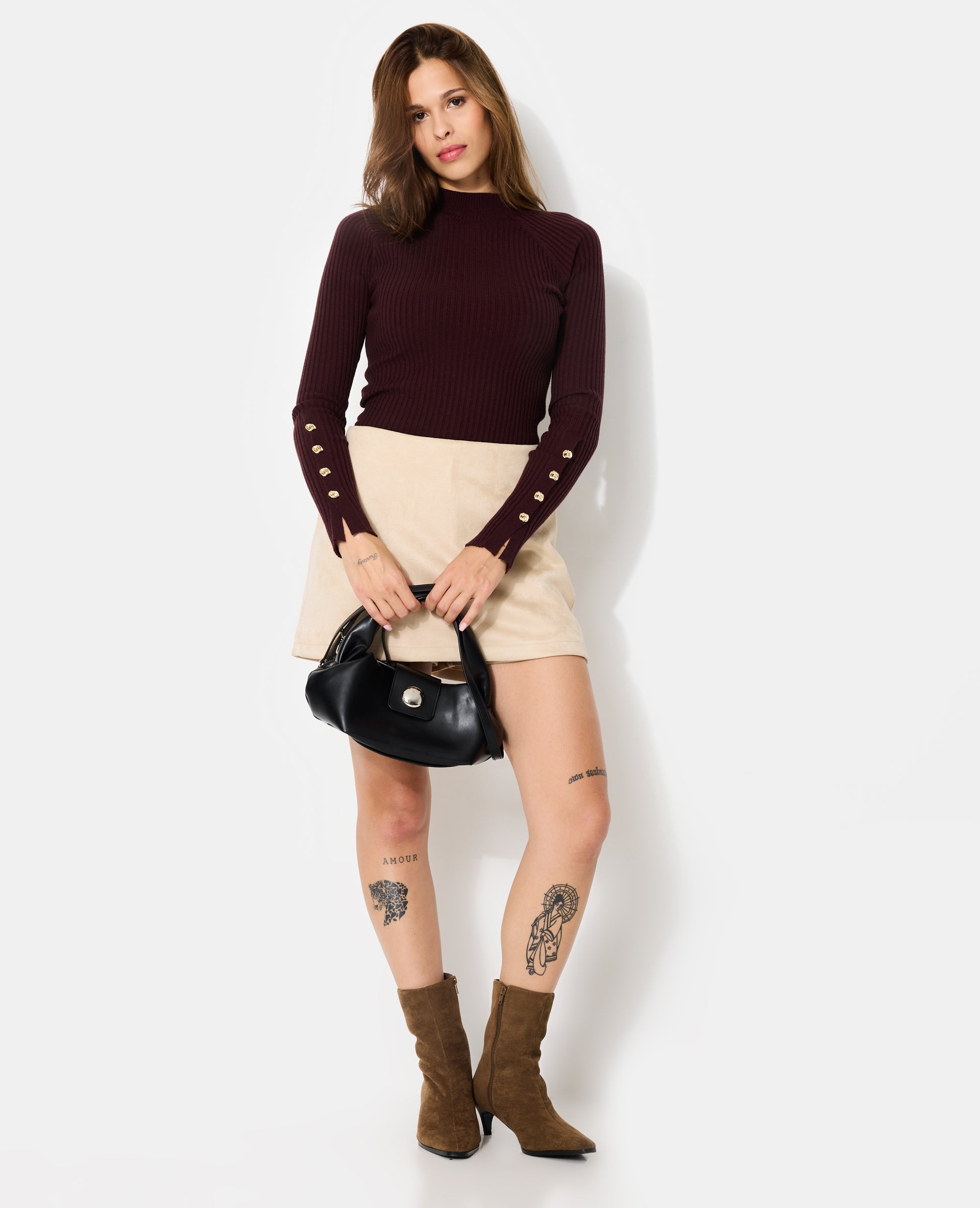 Pull moulant en maille côtelée avec boutons bijoux