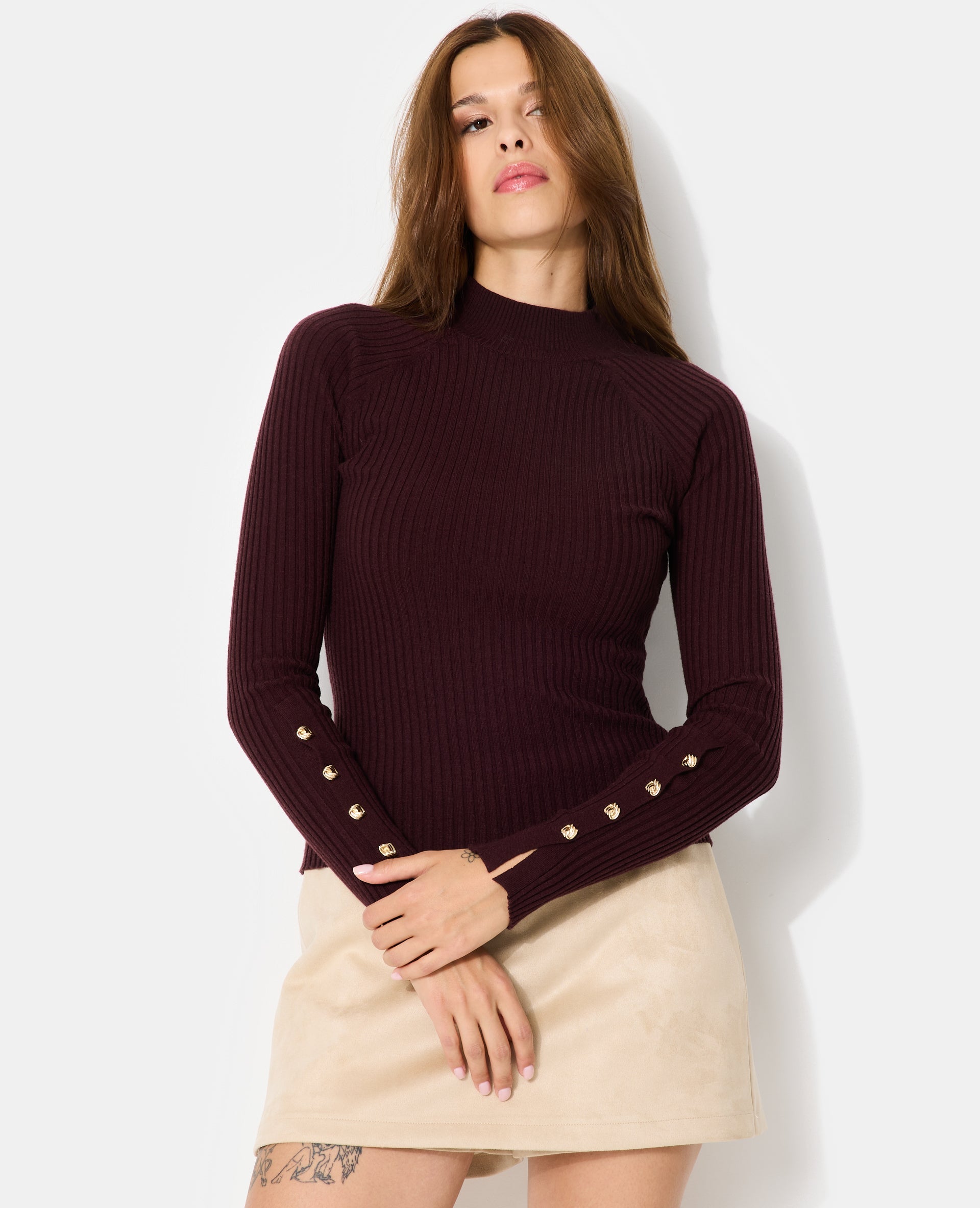 Pull moulant en maille côtelée avec boutons bijoux