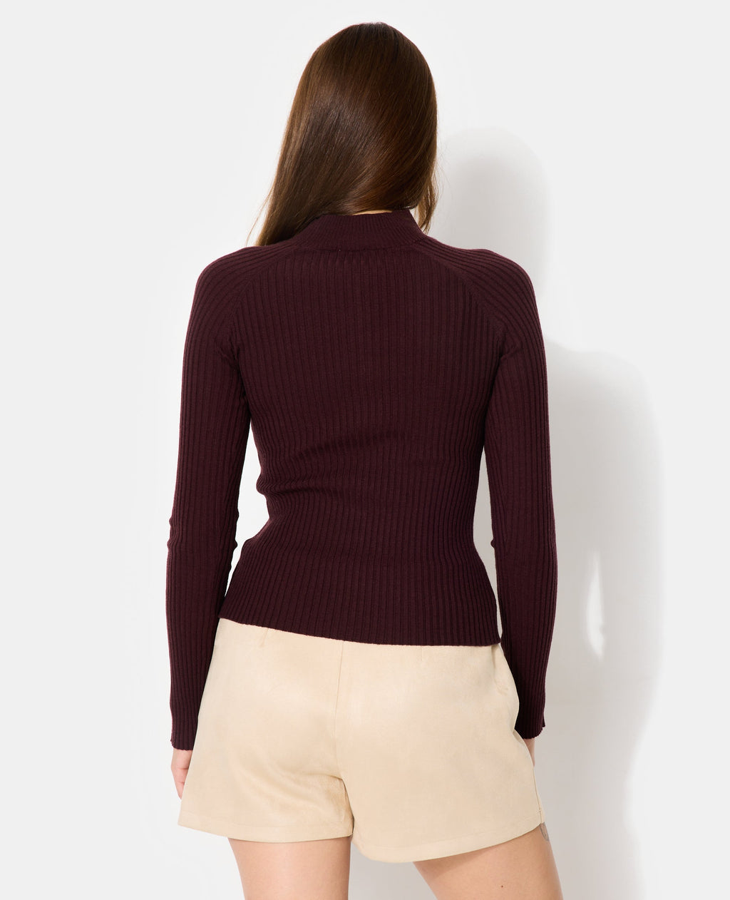 Pull moulant en maille côtelée avec boutons bijoux