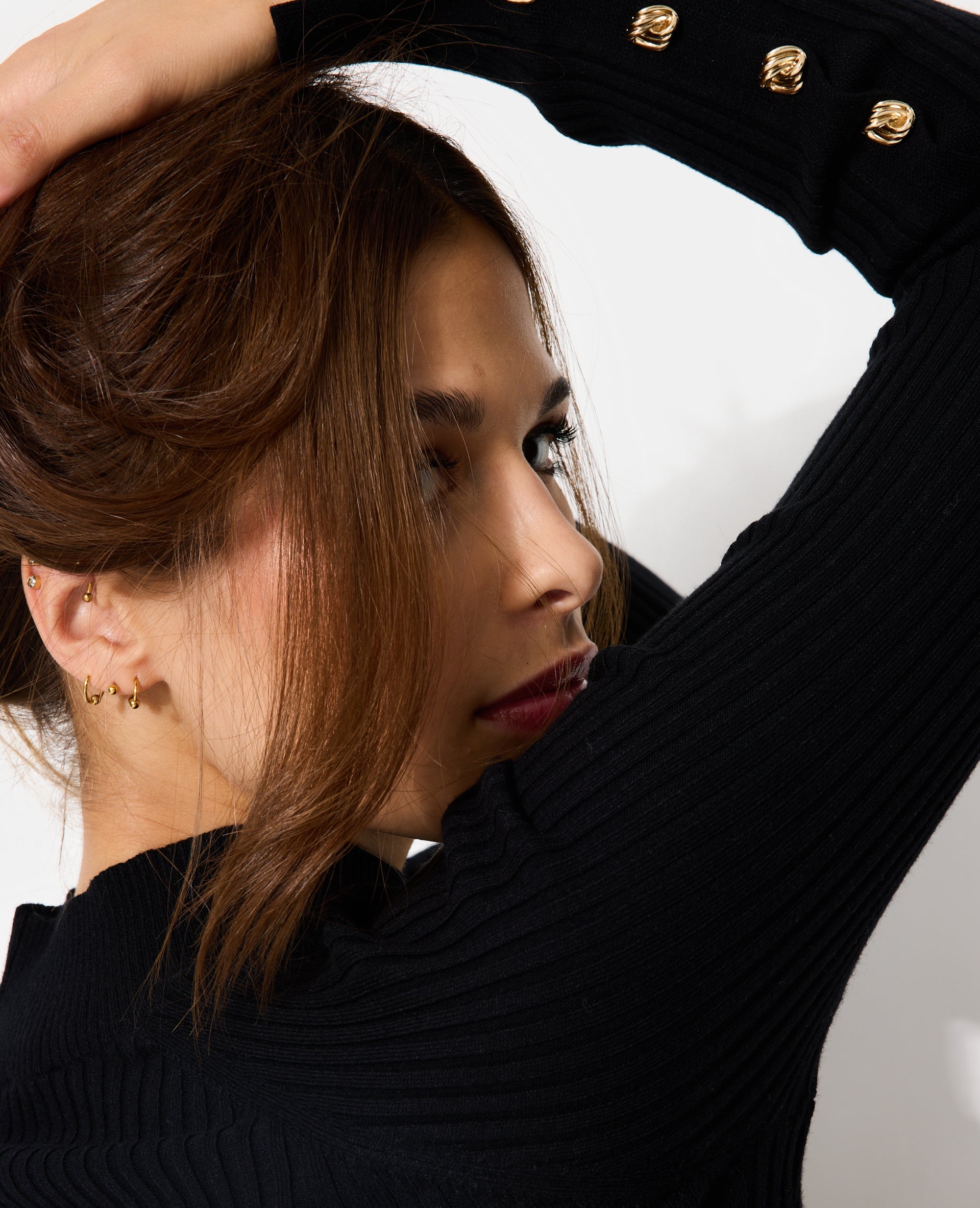 Pull moulant en maille côtelée avec boutons bijoux