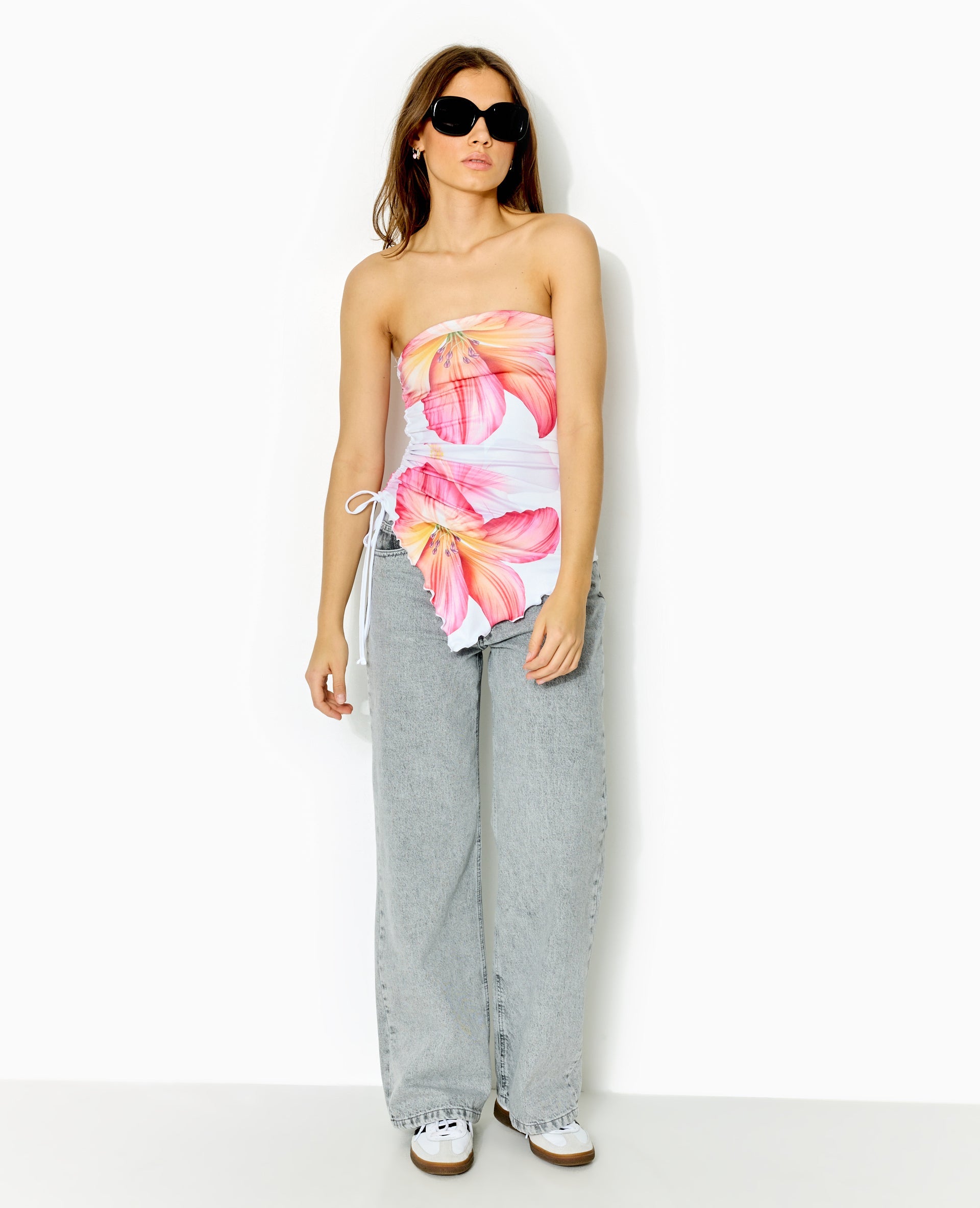 Top bustier asymétrique avec maxi-fleurs