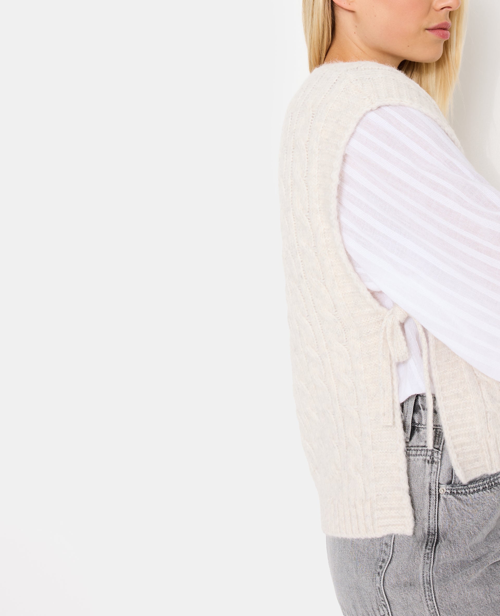 Pull sans manches en maille torsadée avec nouettes