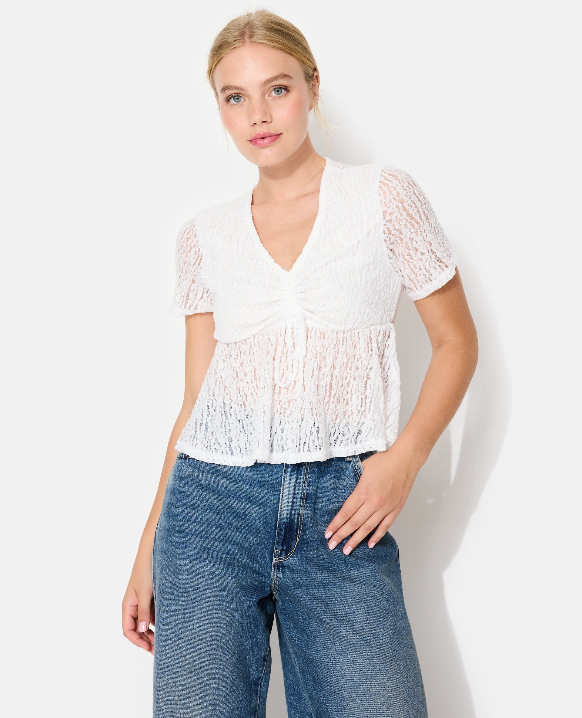 Top en dentelle avec col V et lien coulissé