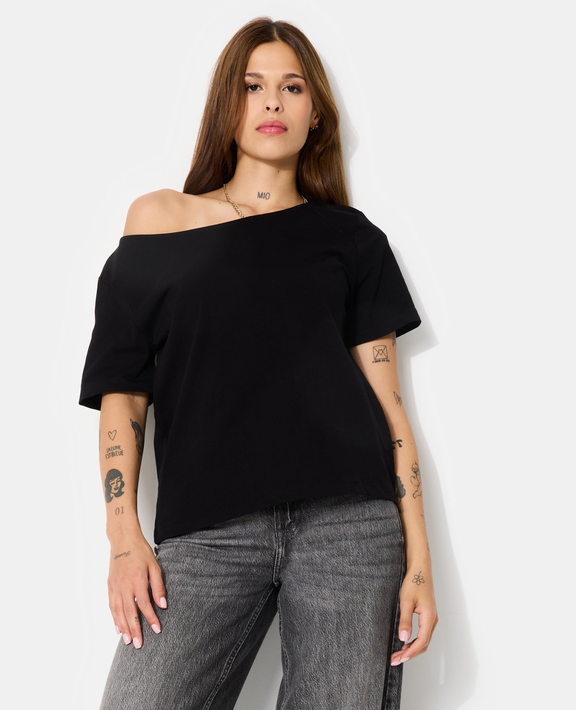 T-shirt manches courtes épaule dégagée