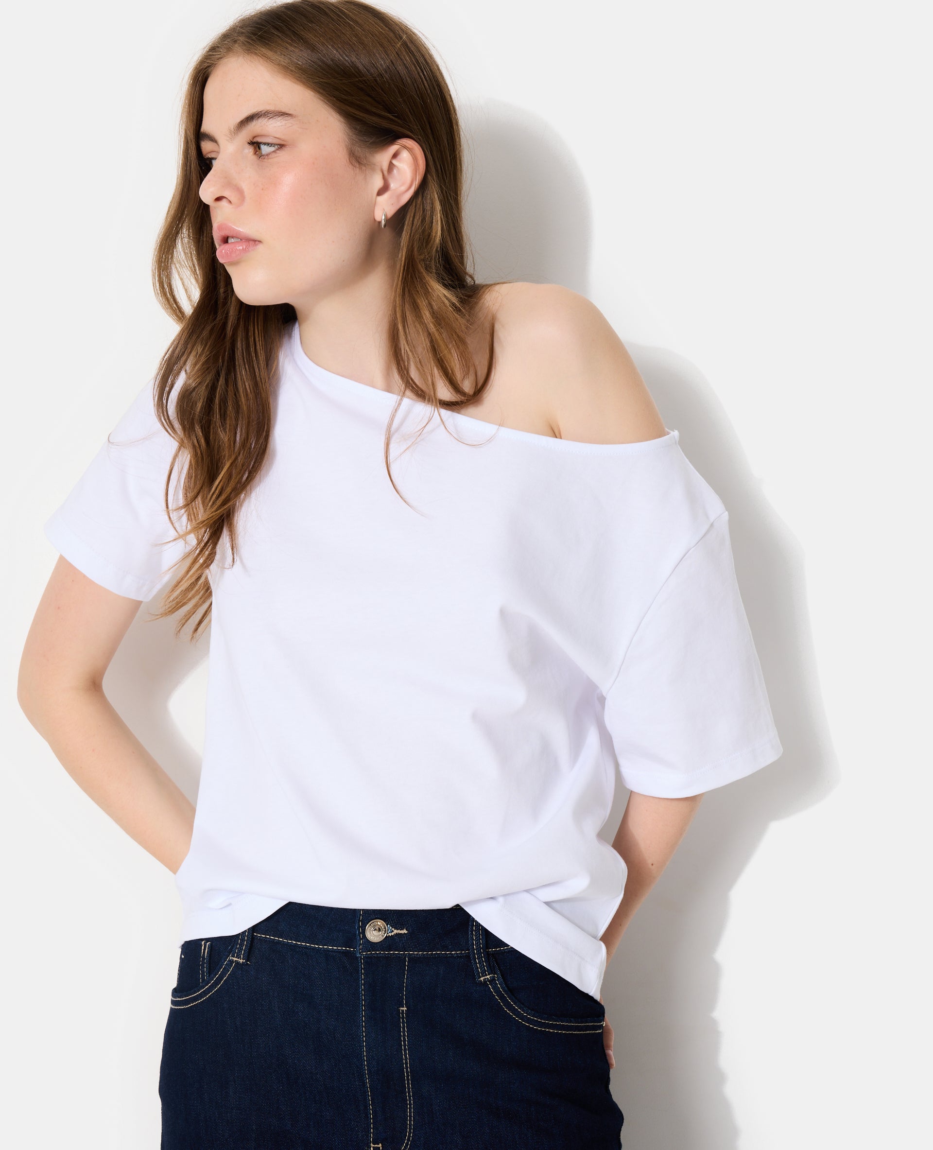 T-shirt manches courtes épaule dégagée