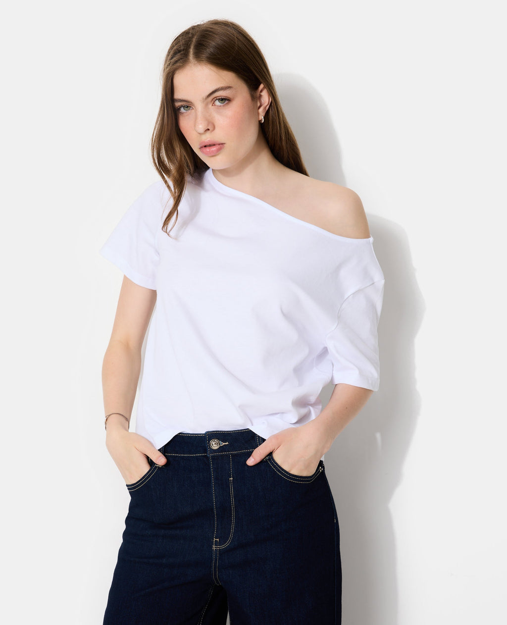 T-shirt manches courtes épaule dégagée