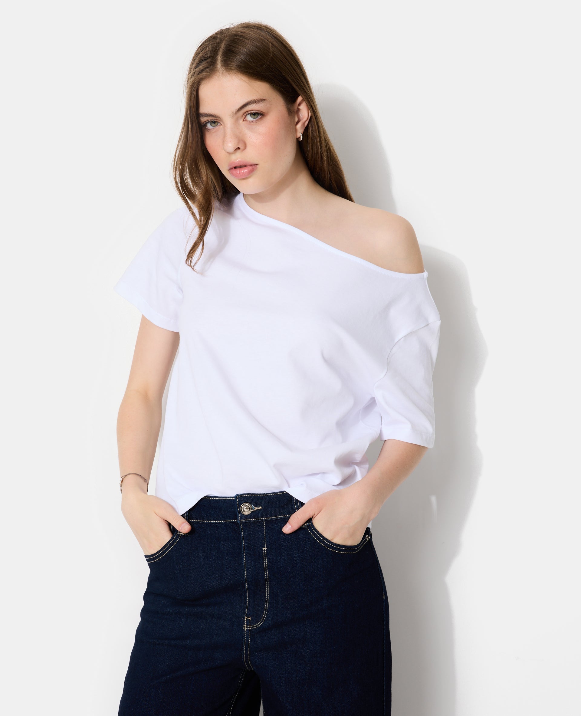 T-shirt manches courtes épaule dégagée
