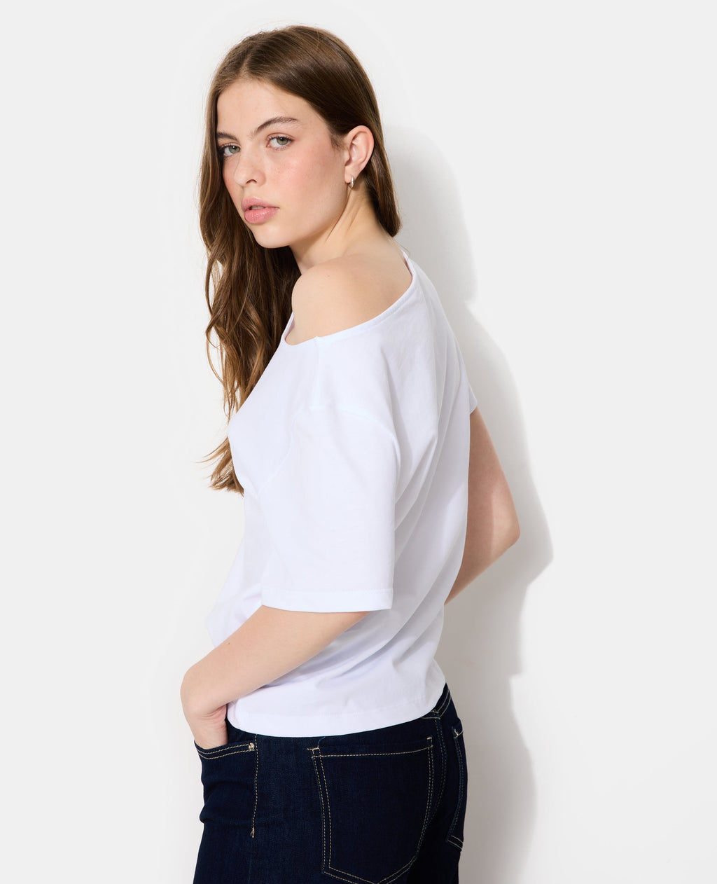 T-shirt manches courtes épaule dégagée