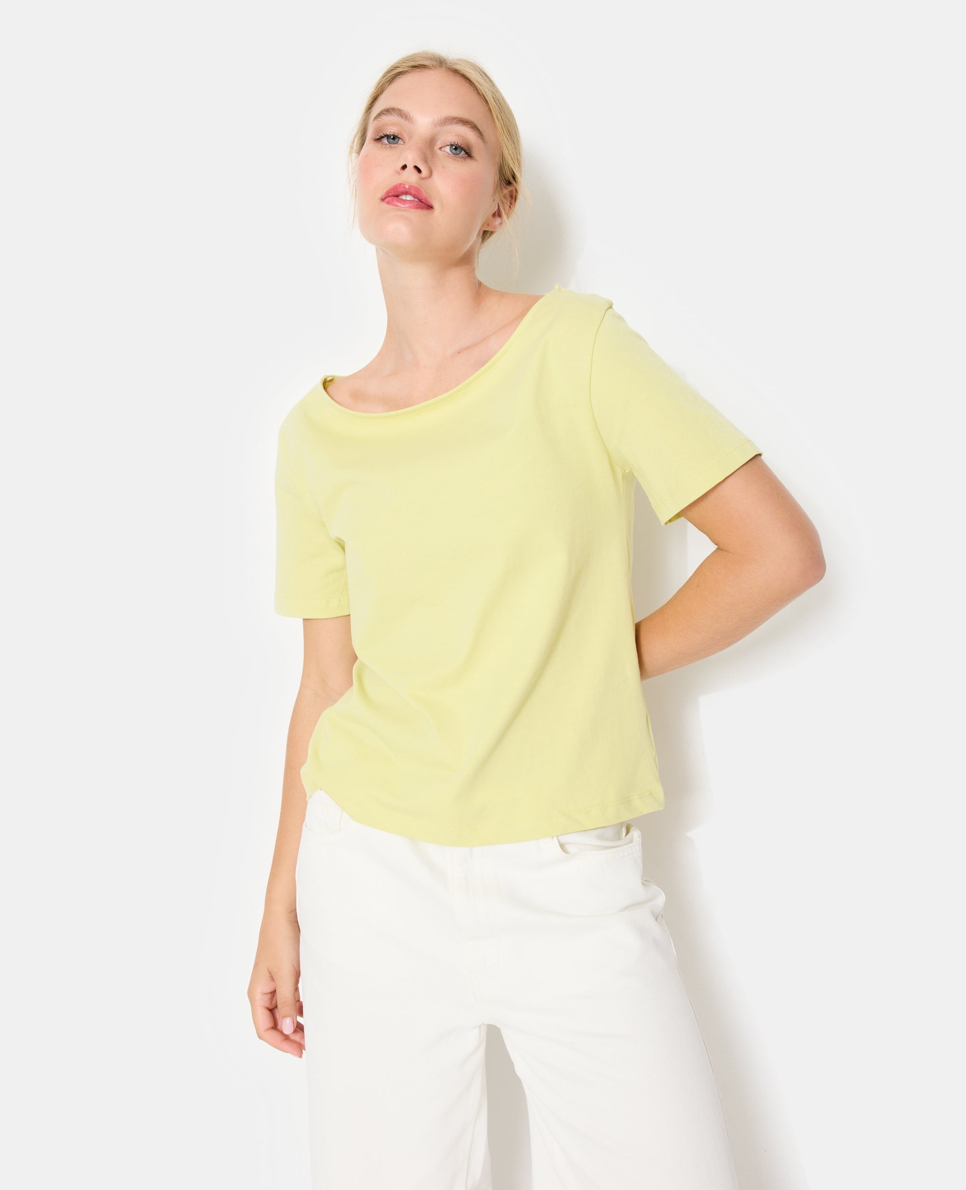 T-shirt manches courtes épaule dégagée