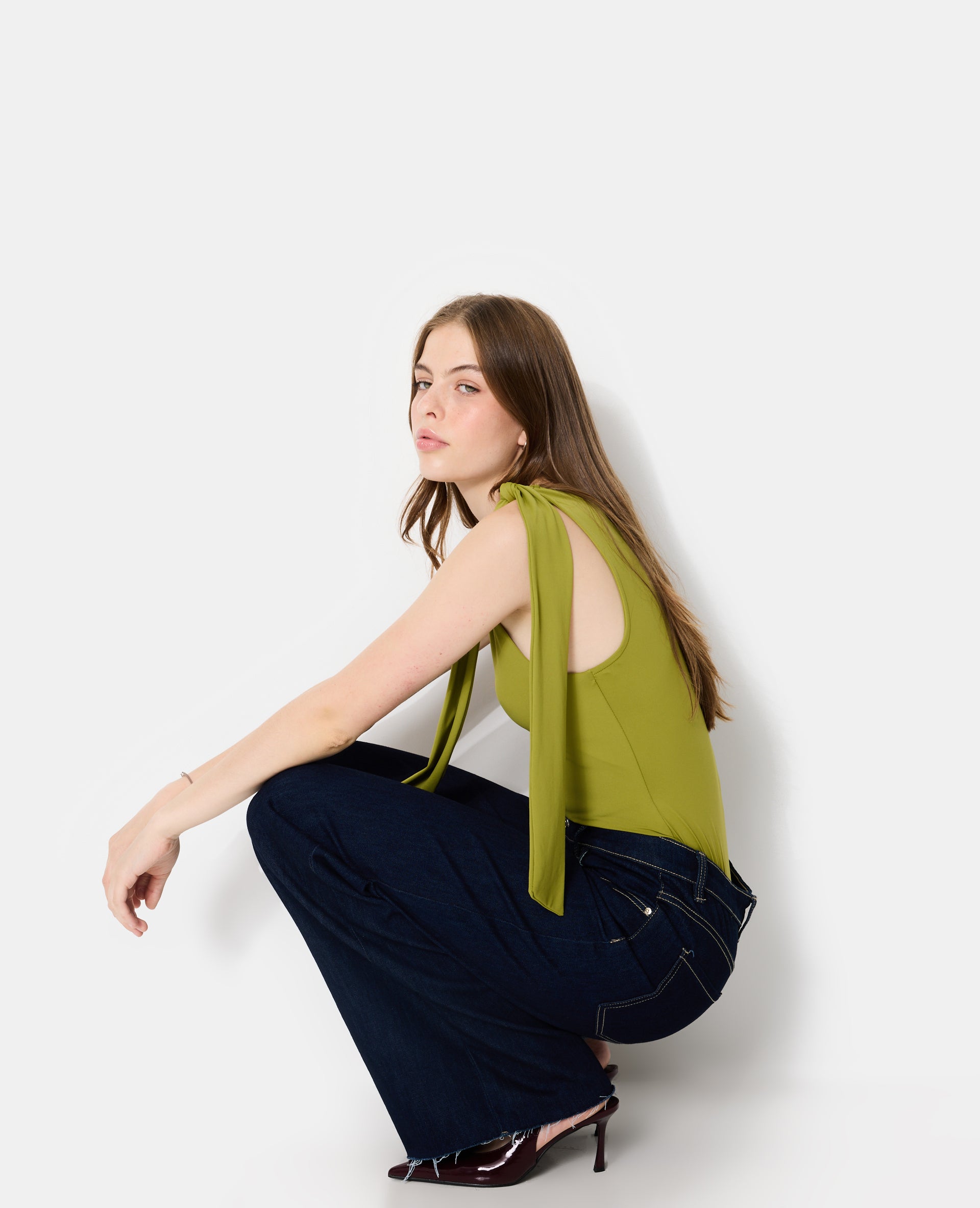 Top asymétrique avec nœud sur épaule