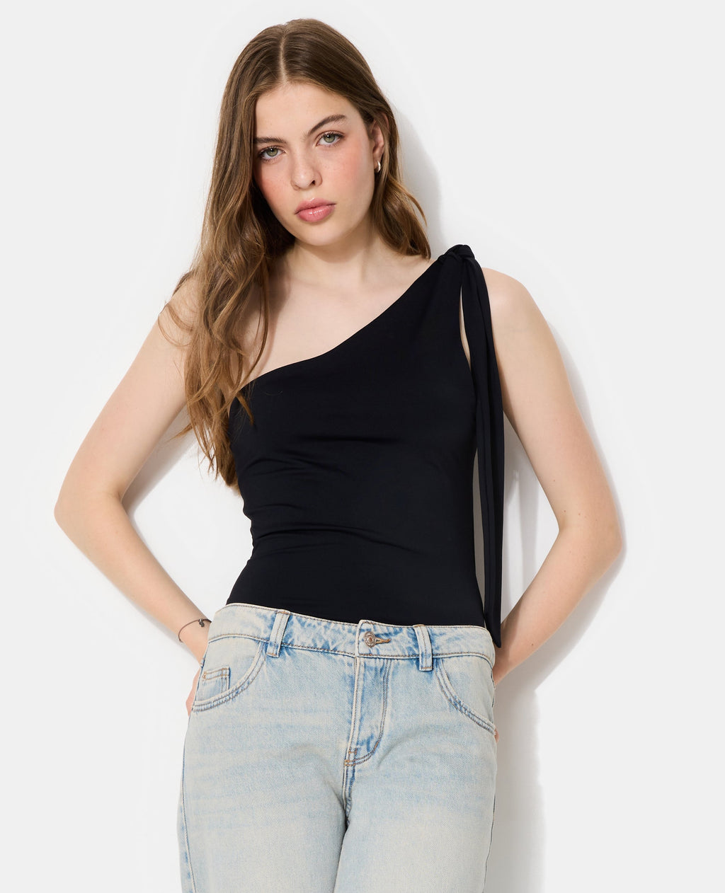 Top asymétrique avec nœud sur épaule