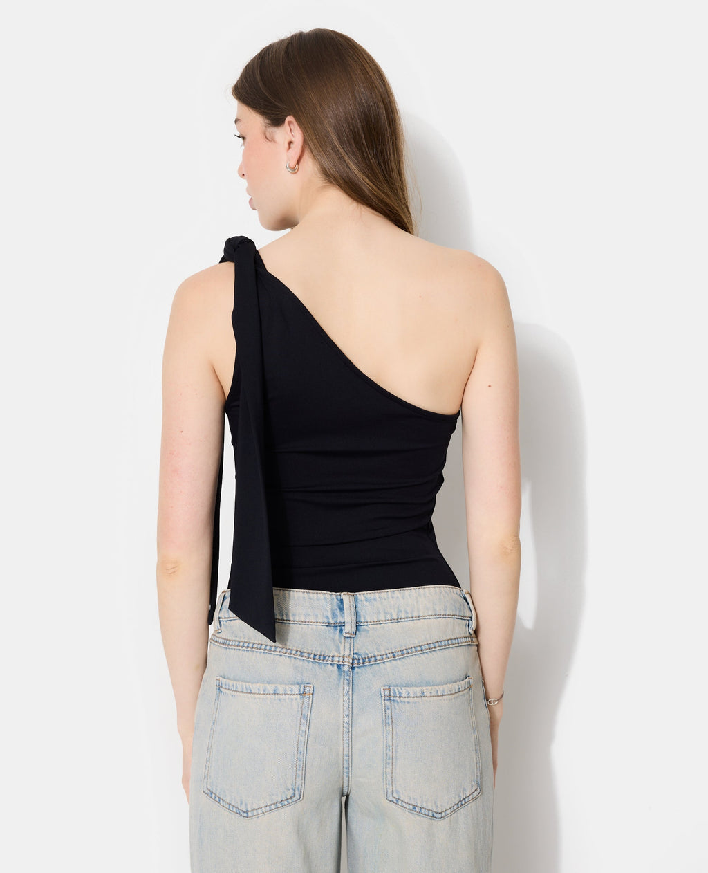 Top asymétrique avec nœud sur épaule