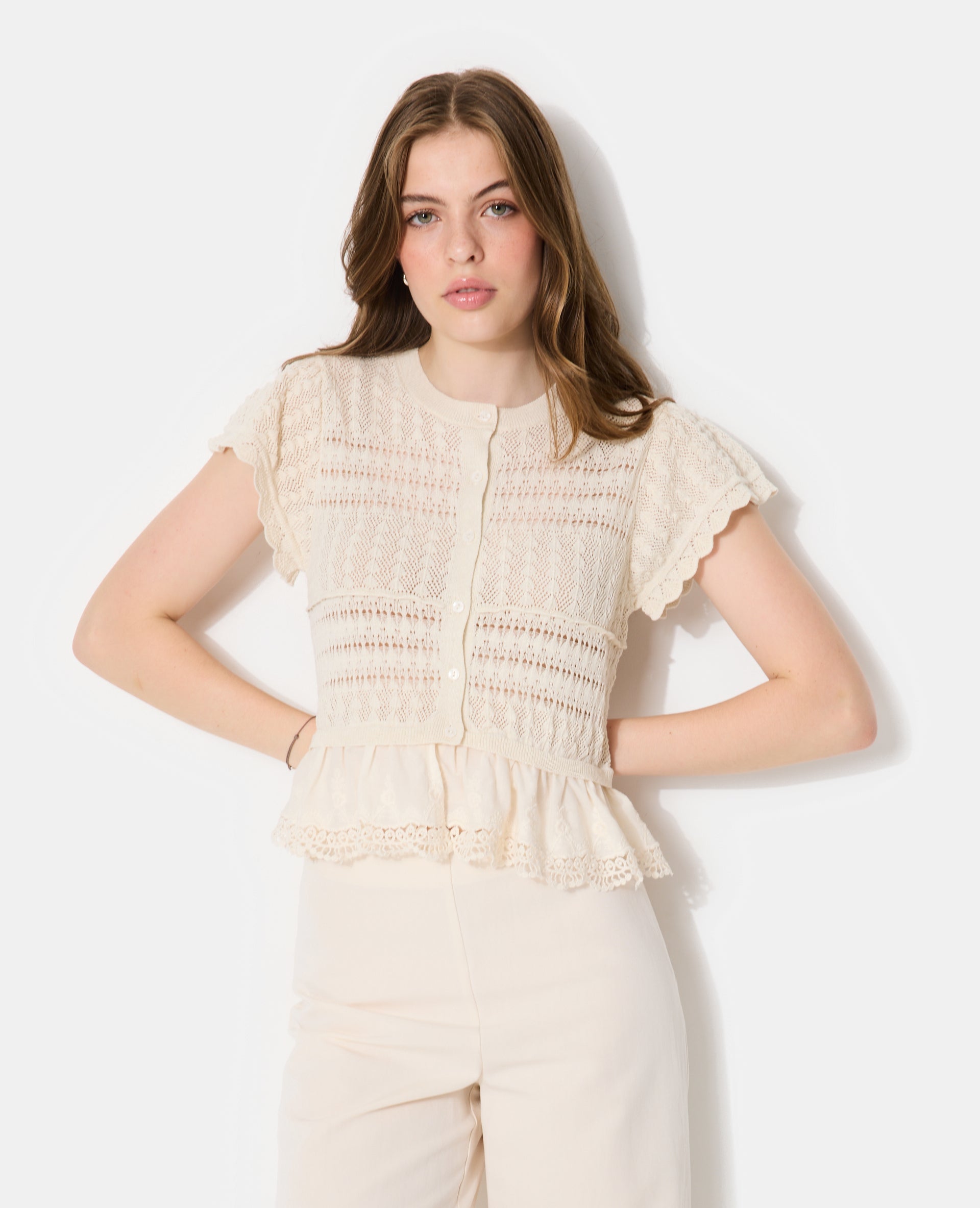 Gilet manches courtes en maille ajourée et dentelle