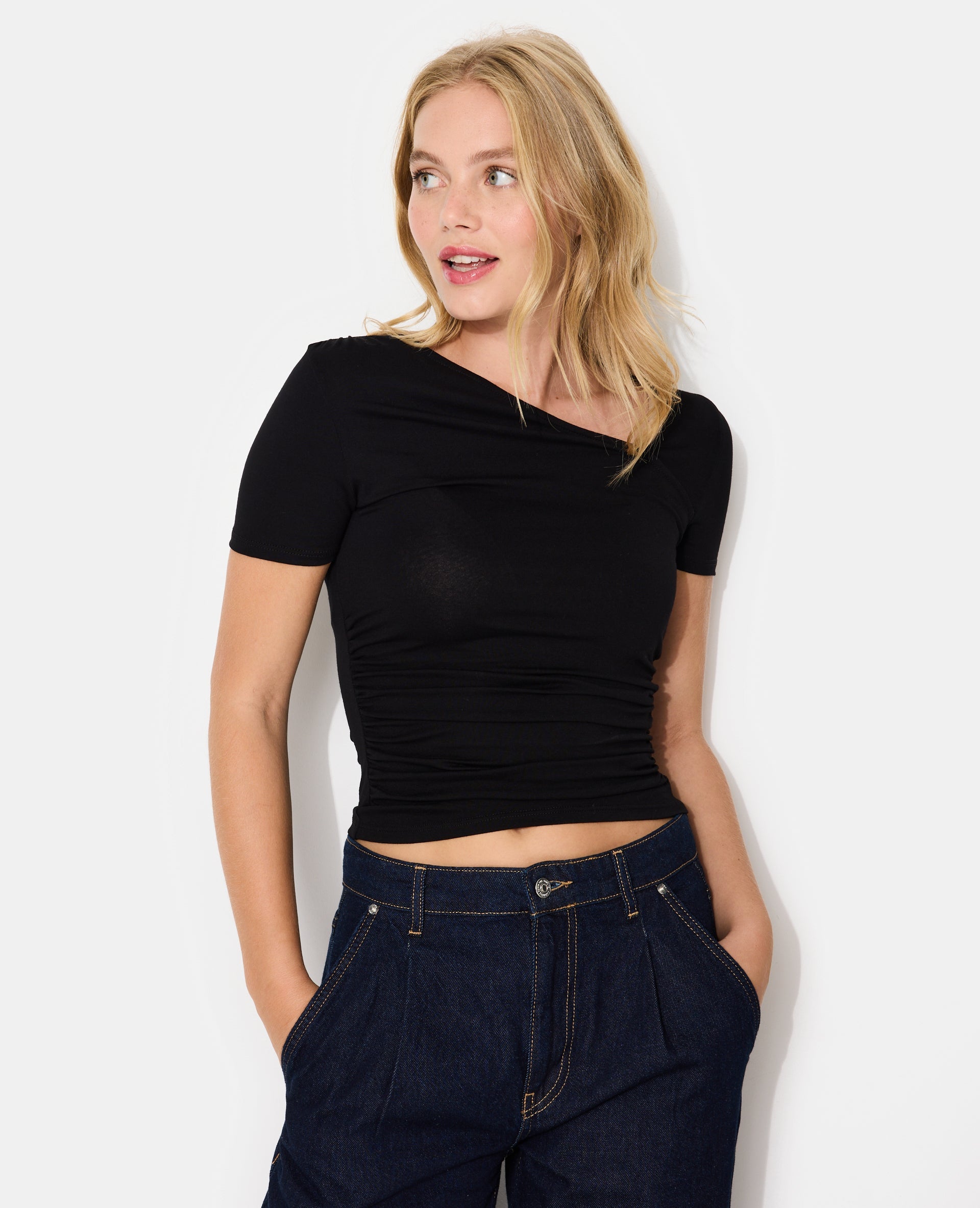 T-shirt avec encolure asymétrique et fronces