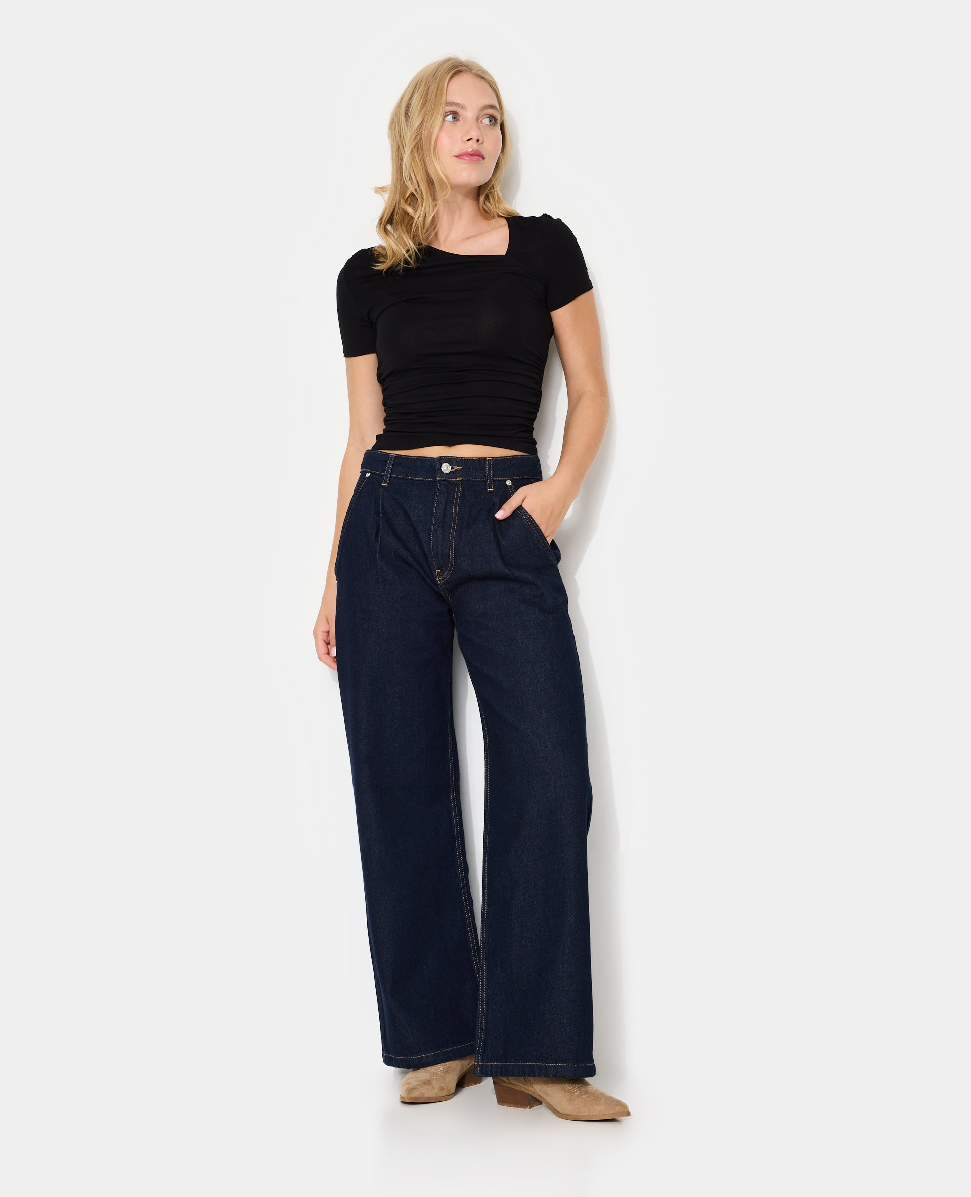 T-shirt avec encolure asymétrique et fronces