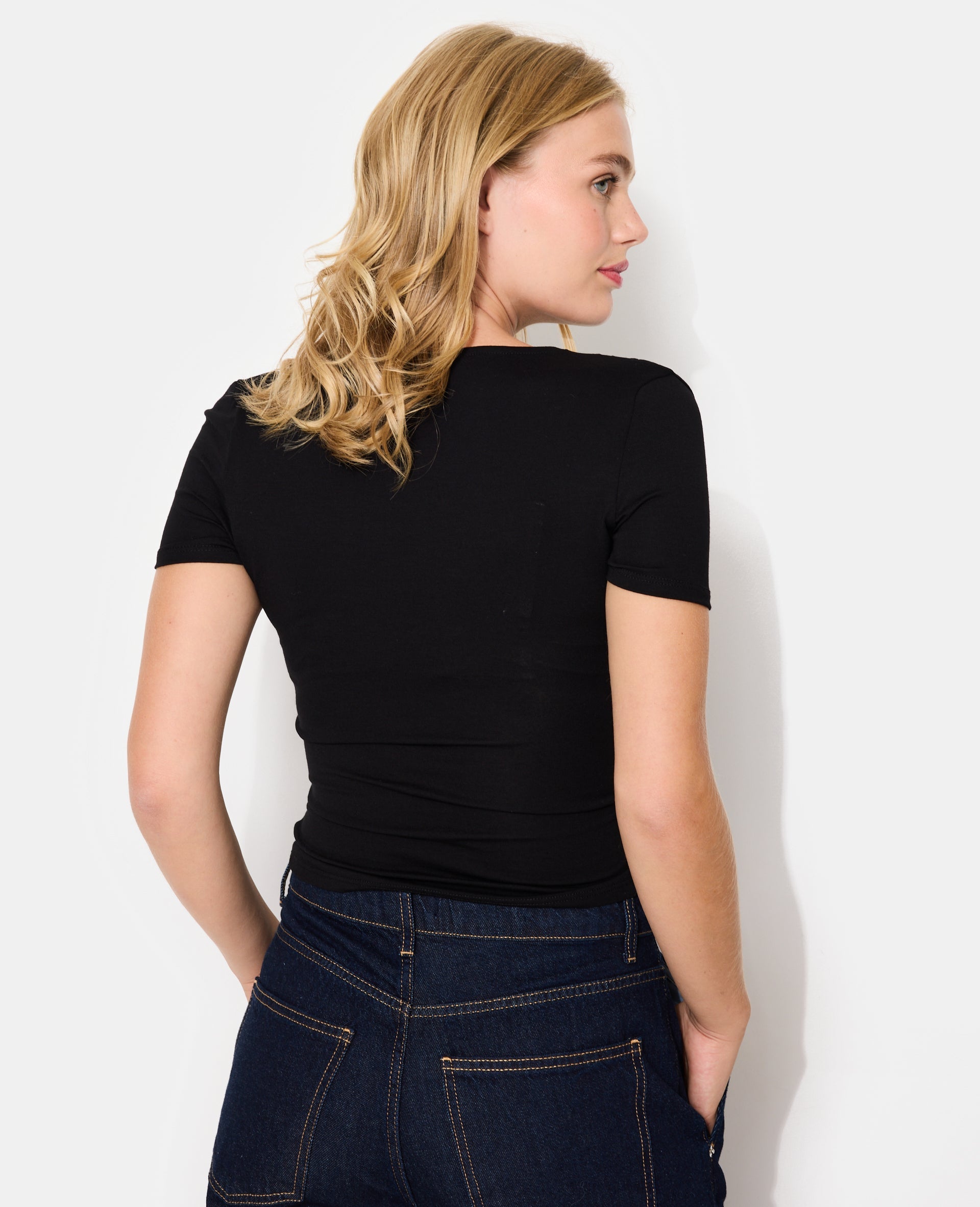 T-shirt avec encolure asymétrique et fronces